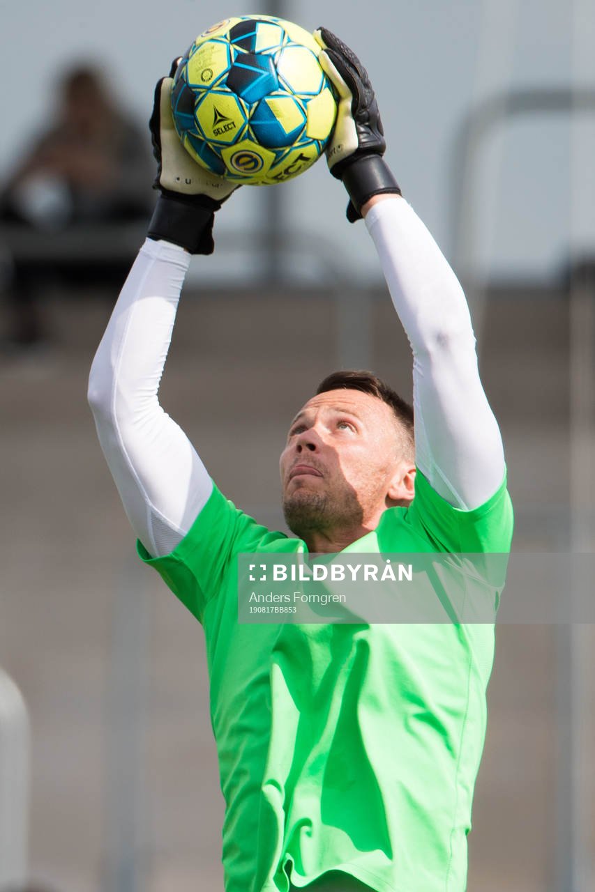 Västerås målvakt Anton Fagerström innan fotbollsmatchen