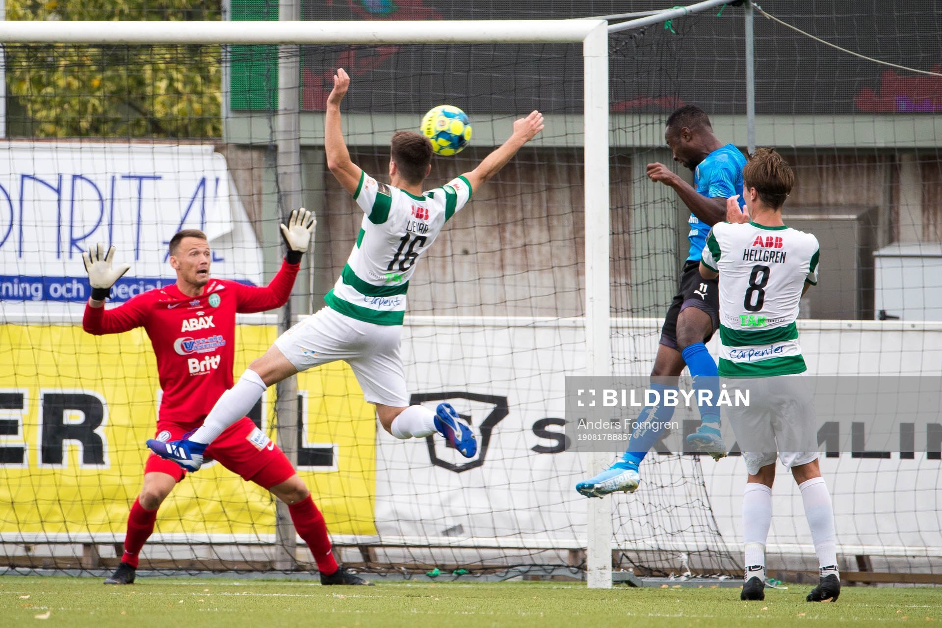Halmstads Sadat Karim nickar in 2-3 bakom Västerås