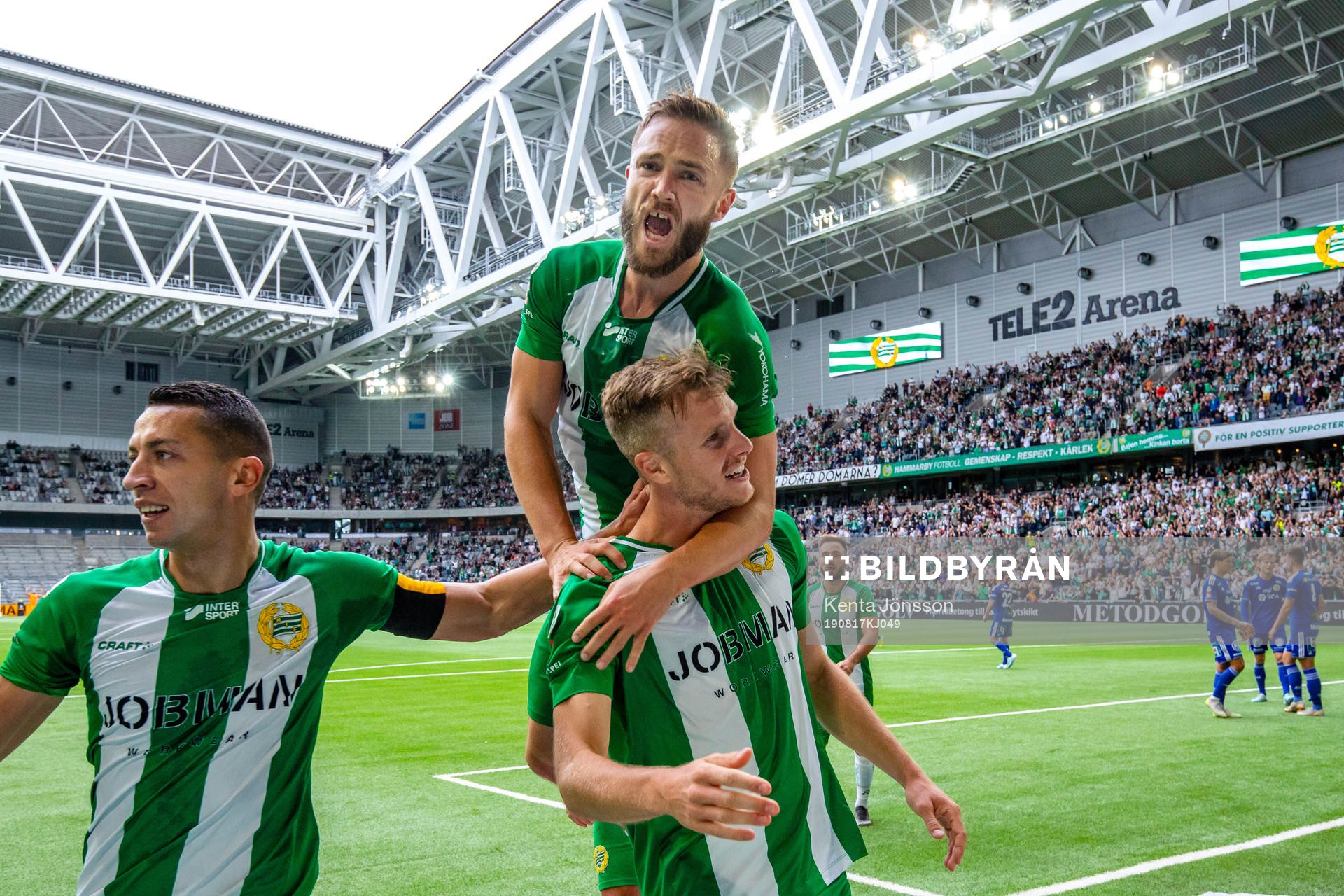 Hammarbys Richard Magyar jublar med Nikola Djurdjic och