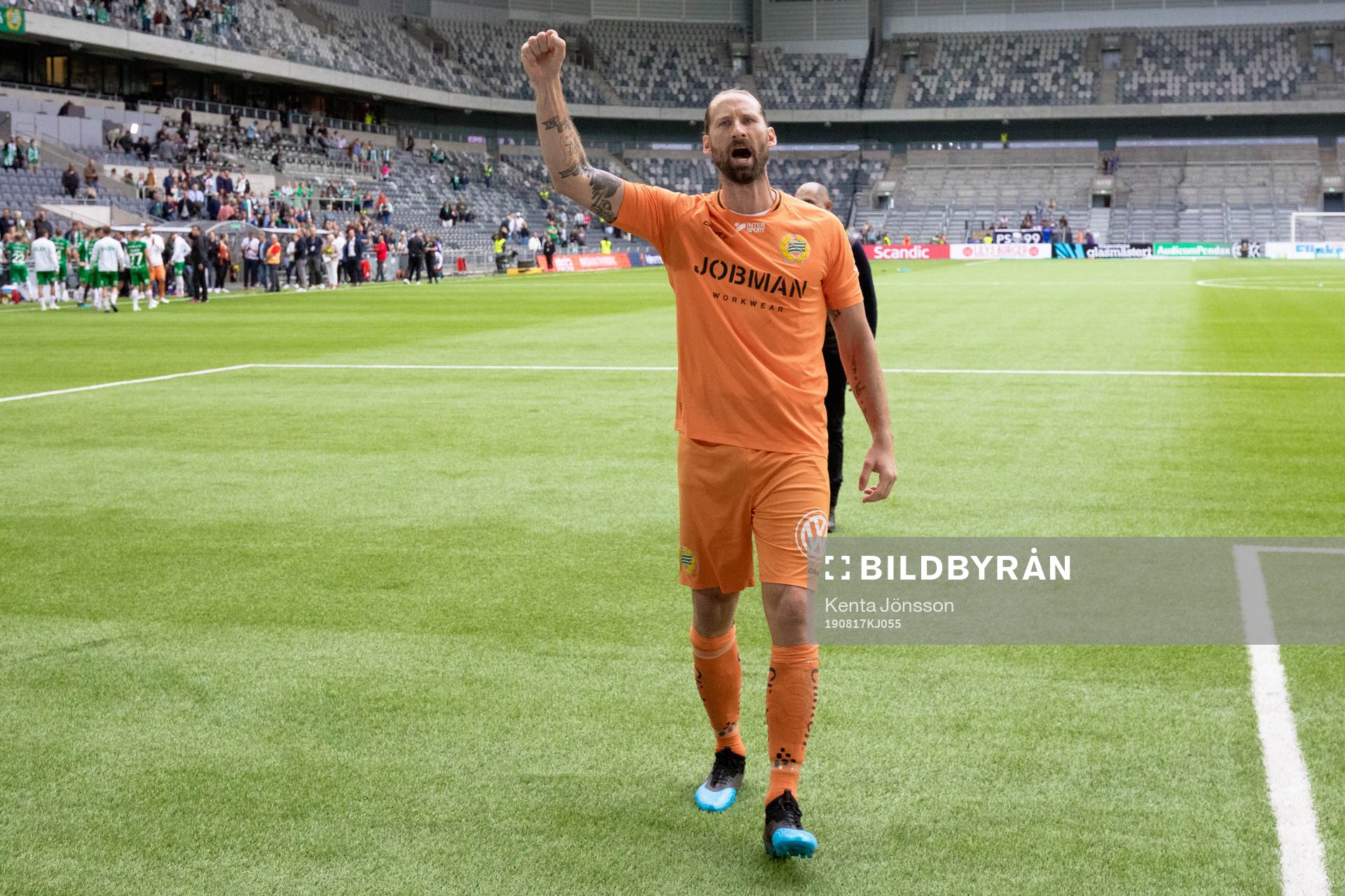 Hammarbys målvakt Johan Wiland jublar