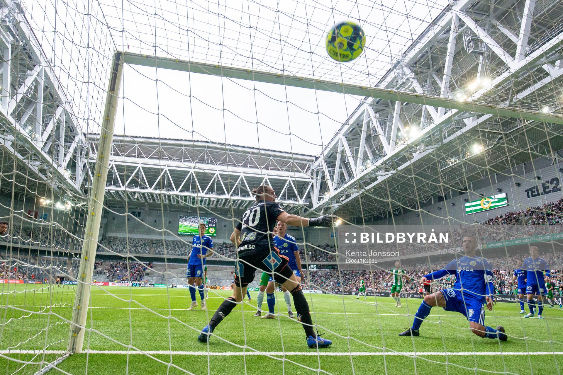 Hammarbys Richard Magyar gör 3-0 bakom Sundsvalls David Mitov Nilsson under fotbollsmatchen i Allsvenskan mellan Hammarby och GIF Sundsvall den 17 augusti 2019 i Stockholm.