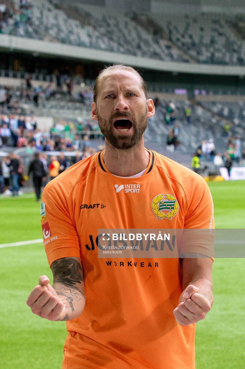 Hammarbys målvakt Johan Wiland jublar