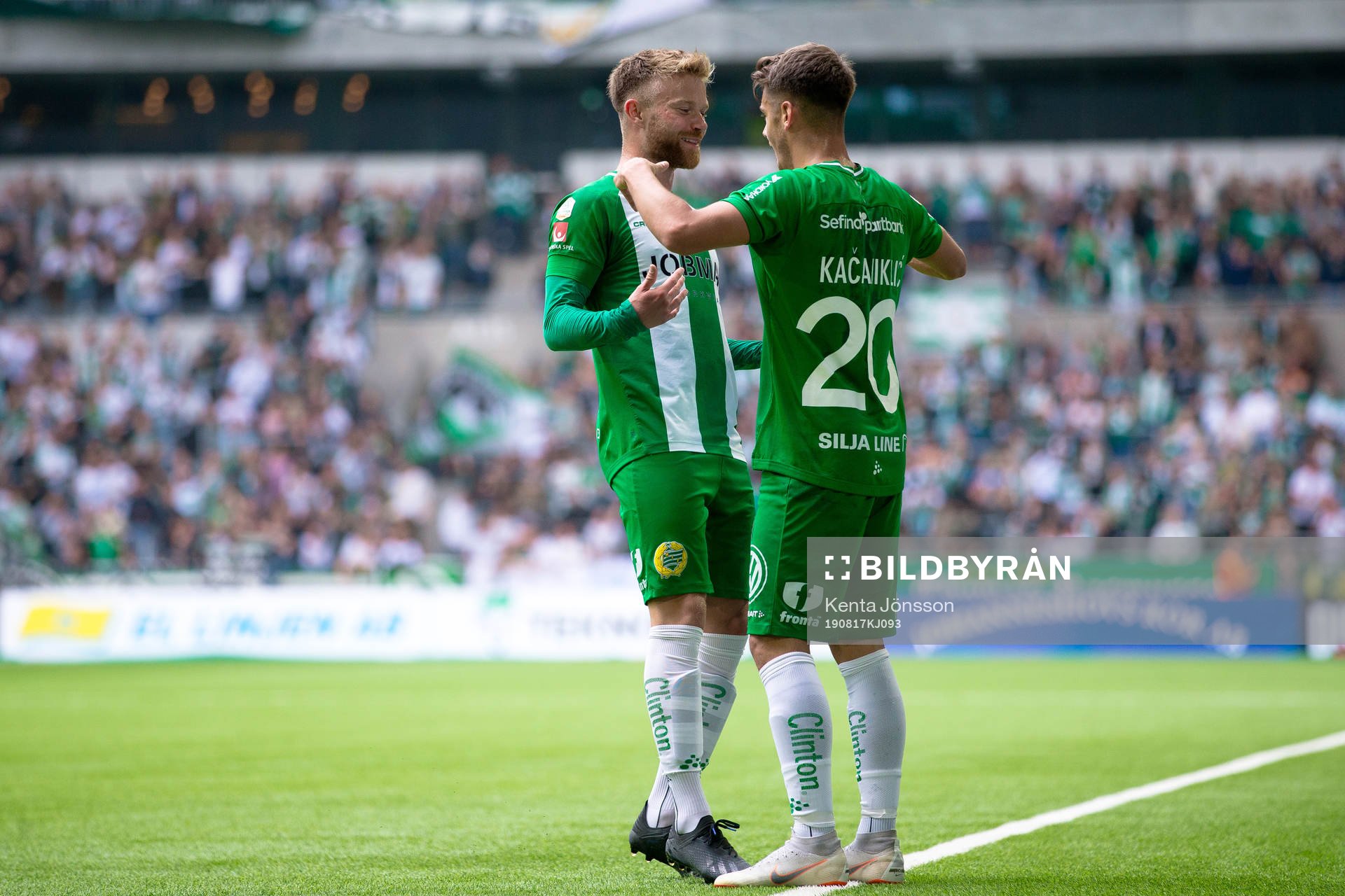 Hammarbys Alexander Kacaniklic jublar med Dennis Widgren