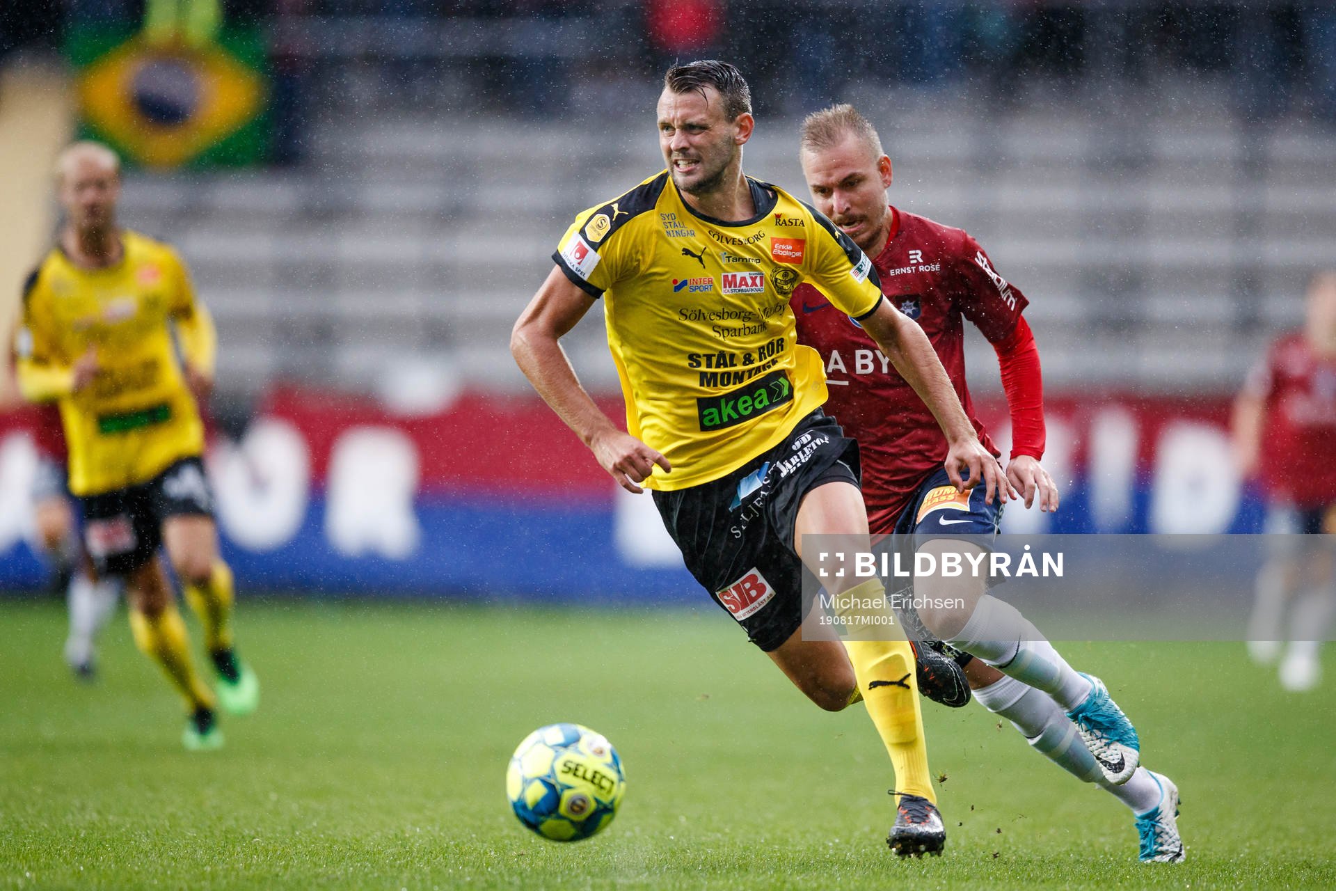 Mjällbys Max Watson och Örgrytes Melvin Fritzhell under fotbollsmatchen i Superettan mellan Örgryte och Mjällby den 17 augusti 2019 i Göteborg.