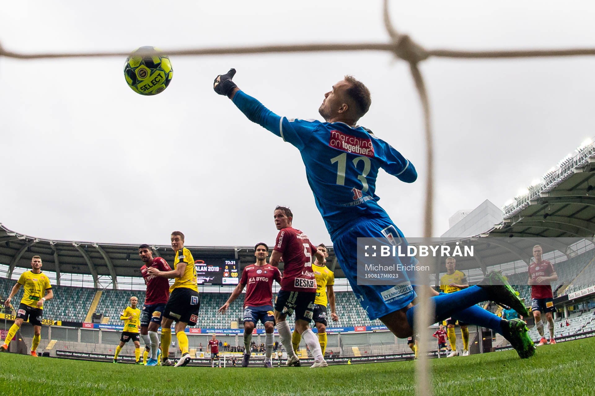 Örgrytes Anton Lans nickar in 1-1 bakom Mjällbys målvakt