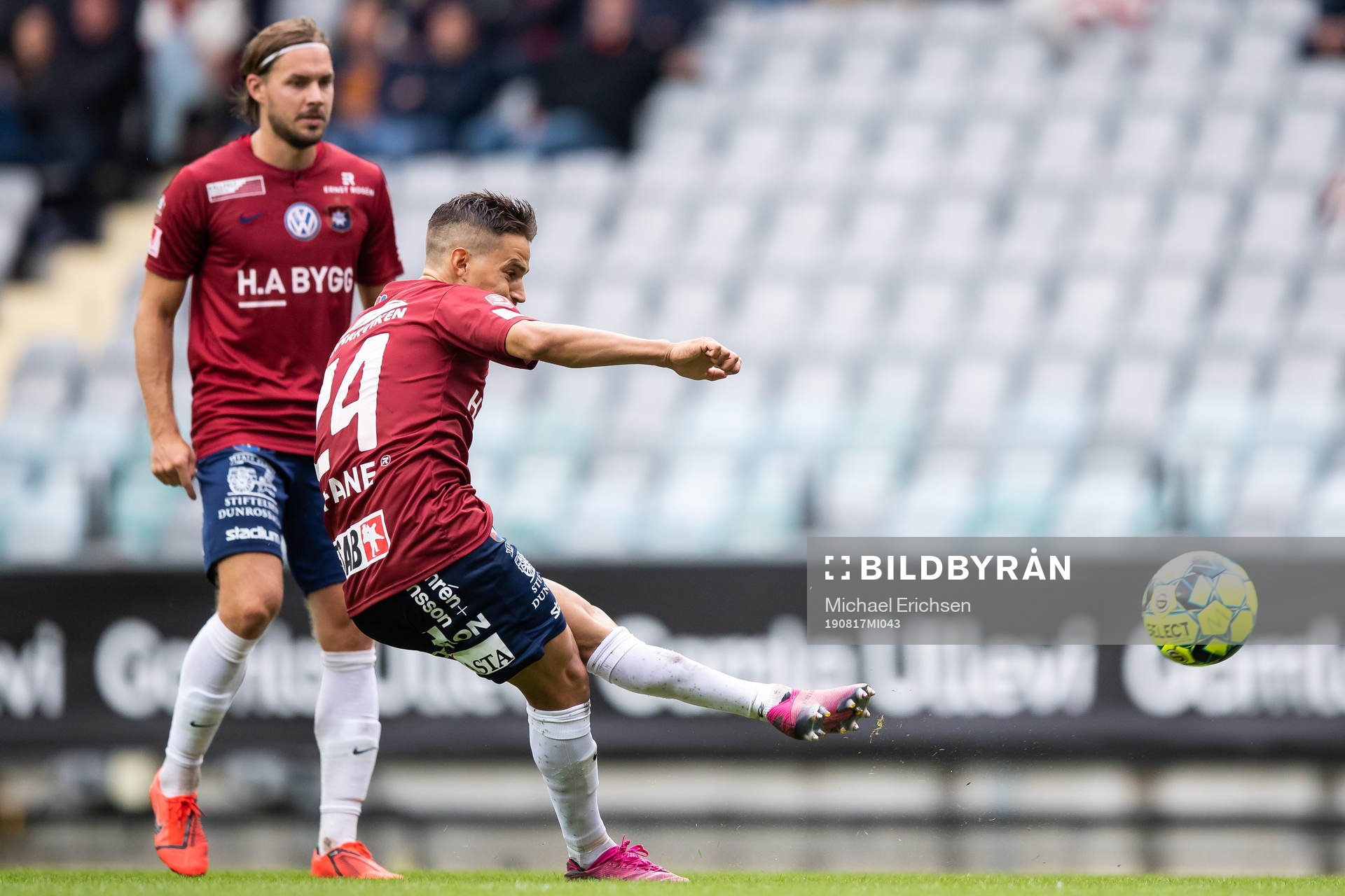Örgrytes Amin Affane med en frispark