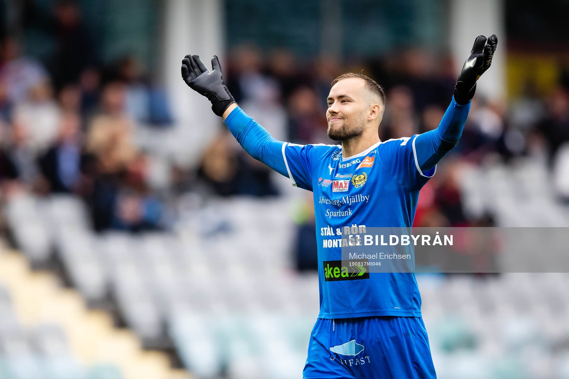 Mjällbys målvakt Carljohan Eriksson jublar