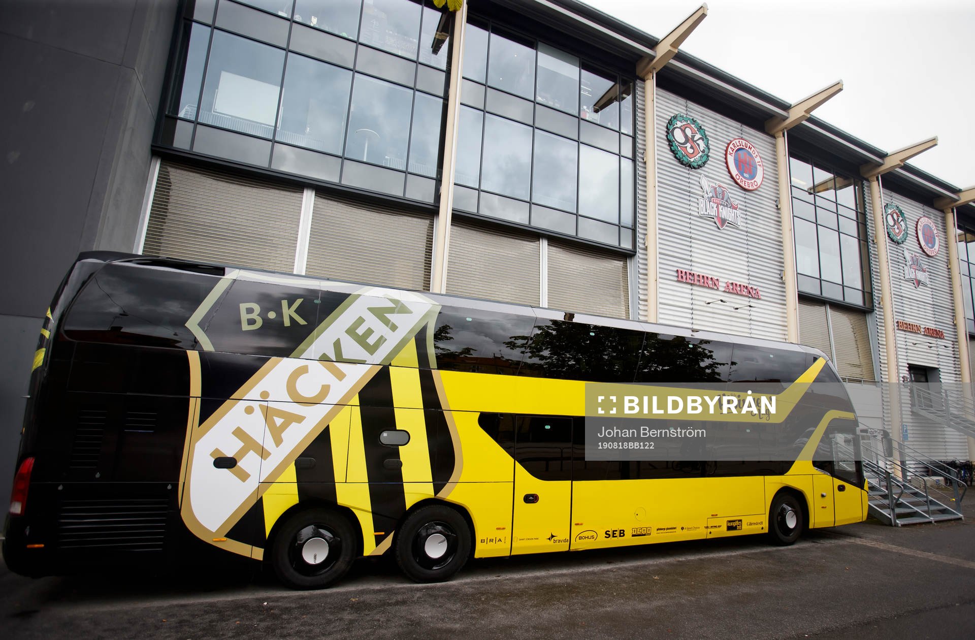 Häckens spelarbuss utanför Behrn Arena