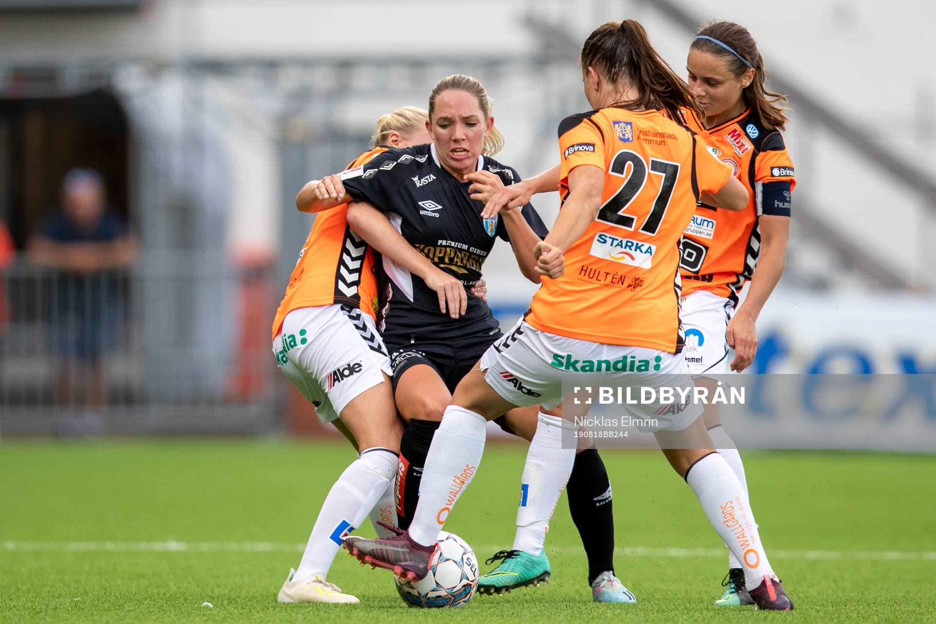 Göteborgs Elin Rubensson mot Kristianstads Josefin Harrysson, Alice Nilsson och Josefine Rybrink under fotbollsmatchen i Damallsvenskan mellan Kopparbergs/Göteborg och Kristianstad den 18 augusti 2019 i Göteborg. 