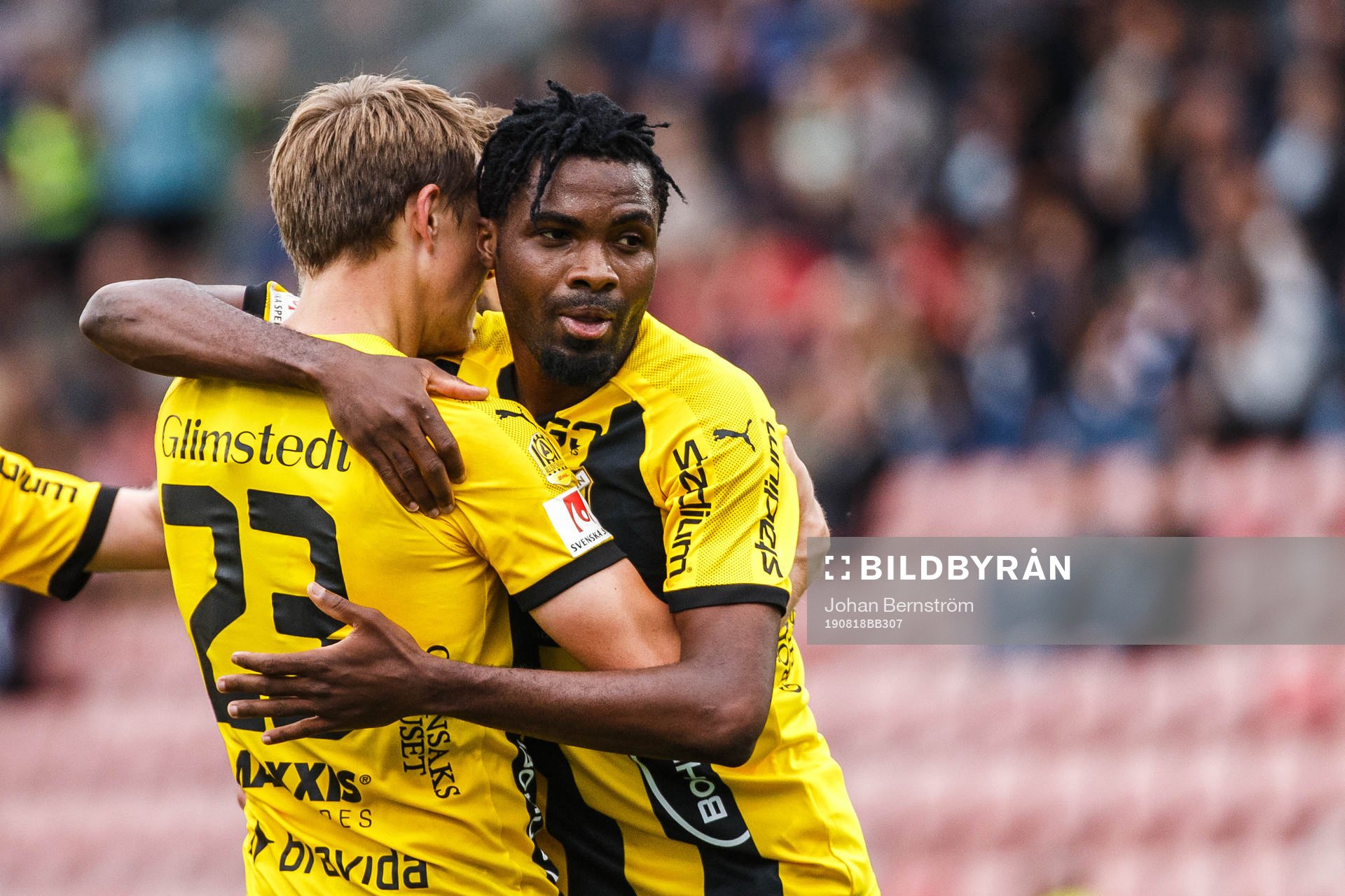 Häckens Viktor Lundberg och Kizito Kwame jublar