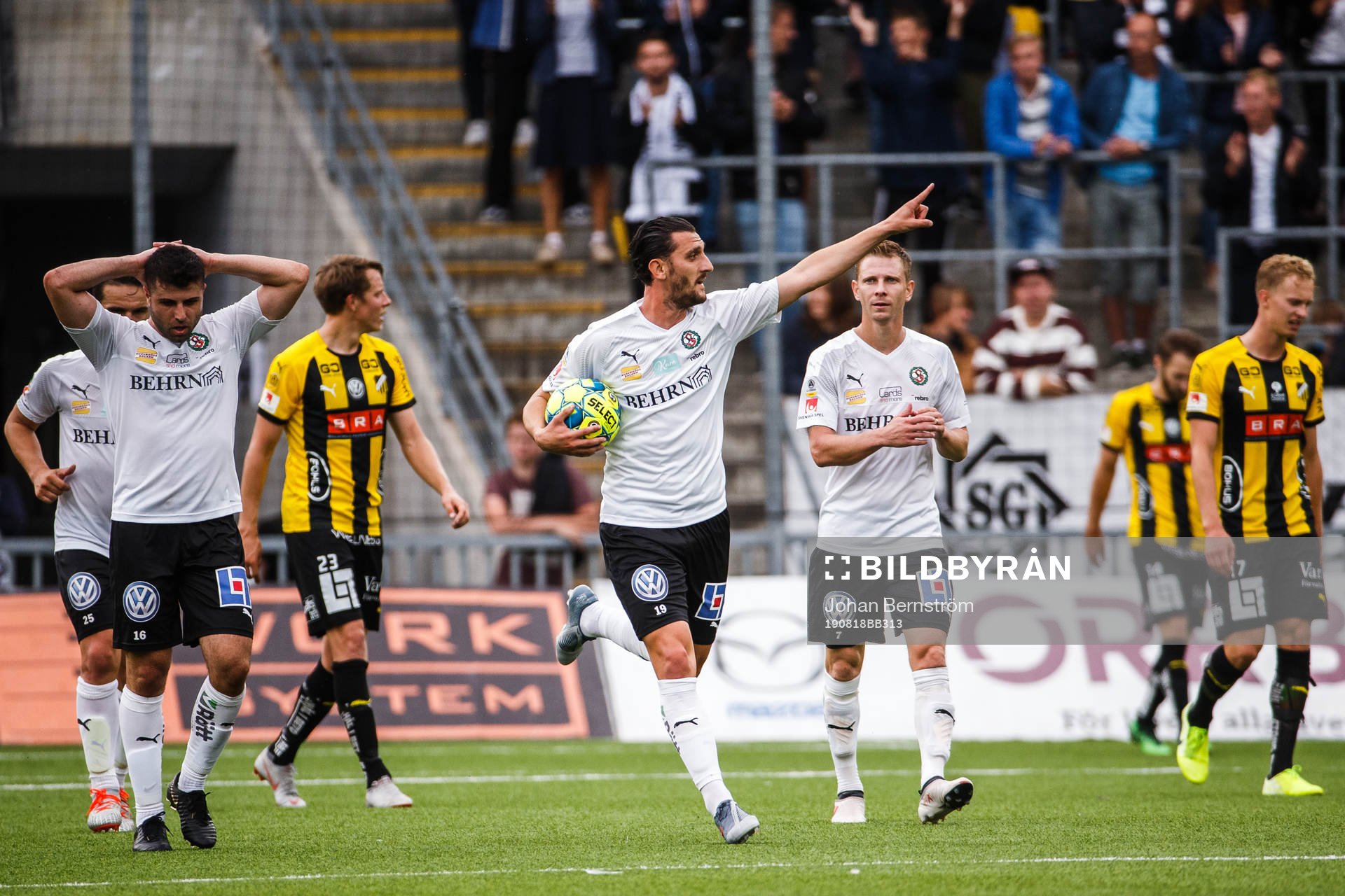 Örebros Agon Mehmeti jublar