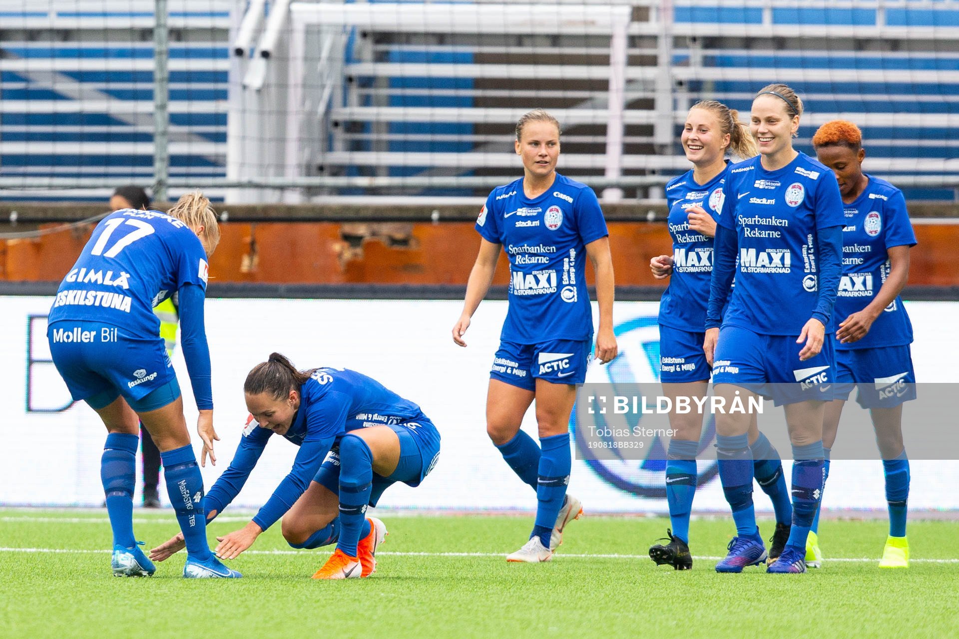 Eskilstunas Felicia Rogic jublar tillsammans med Matilda Plan efter 1-0 under fotbollsmatchen i Damallsvenskan mellan Eskilstuna och Piteå den 18 augusti 2019 i Eskilstuna.