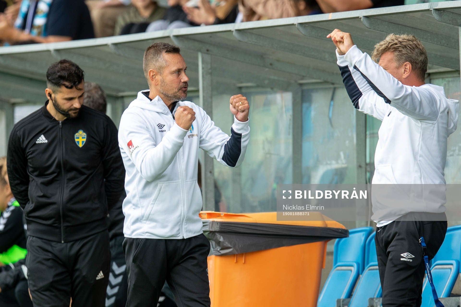 Göteborgs tränare Marcus Lantz jublar efter segern i fotbollsmatchen i Damallsvenskan mellan Kopparbergs/Göteborg och Kristianstad den 18 augusti 2019 i Göteborg.