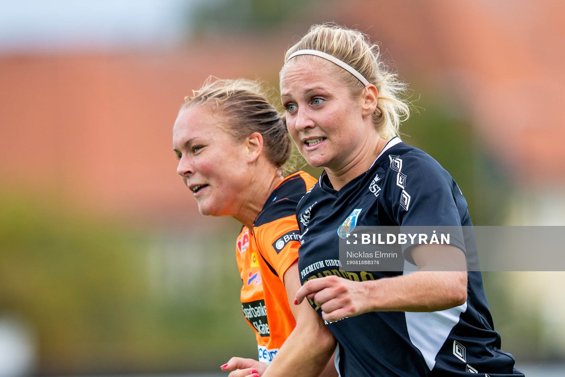 Göteborgs Karin Lundin mot Kristianstads Therese Ivarsson under fotbollsmatchen i Damallsvenskan mellan Kopparbergs/Göteborg och Kristianstad den 18 augusti 2019 i Göteborg.