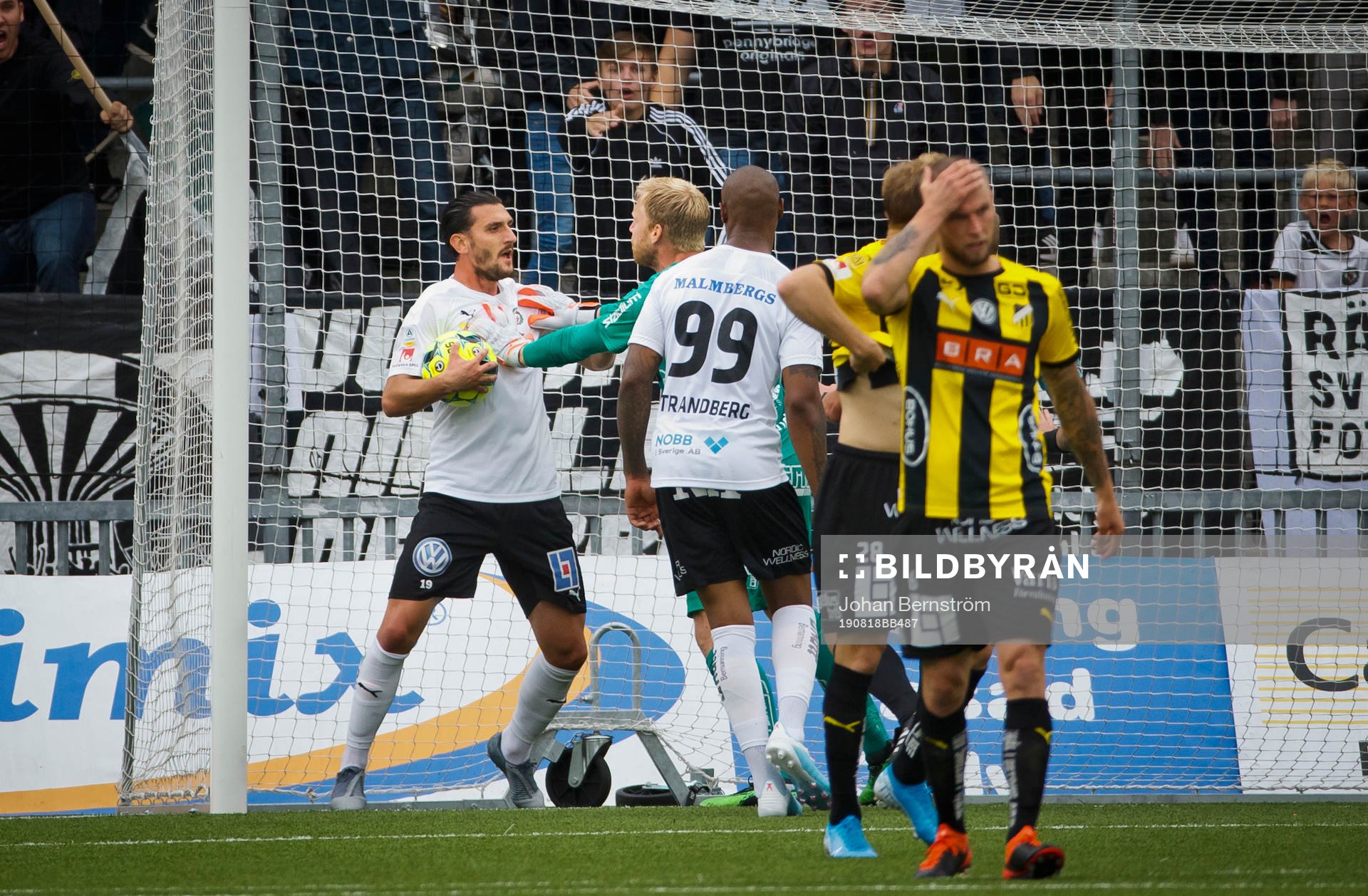 Örebros Agon Mehmeti och Häckens målvakt Peter