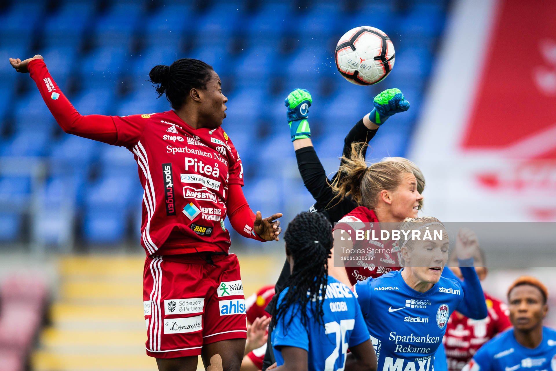 Eskilstunas målvakt Emelie Lundberg räddar en nick