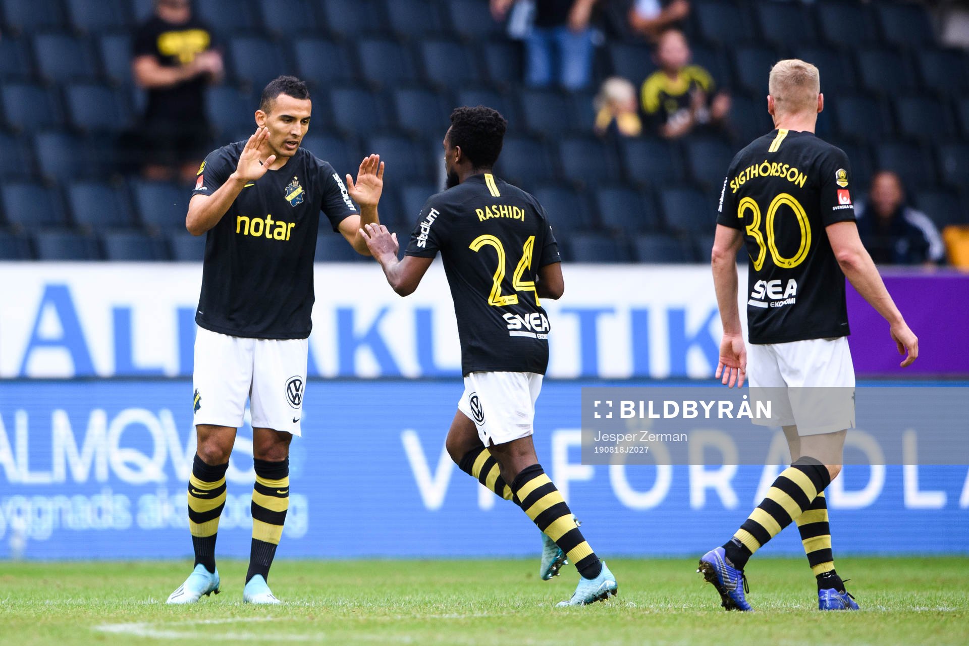 AIK:s Nabil Bahoui, Heradi Rashidi och Kolbeinn Sigthorsson jublar efter 1-2 av Tarik Elyounoussi , ej i bild under fotbollsmatchen i Allsvenskan mellan AIK och Kalmar den 18 augusti 2019 i Stockholm.
