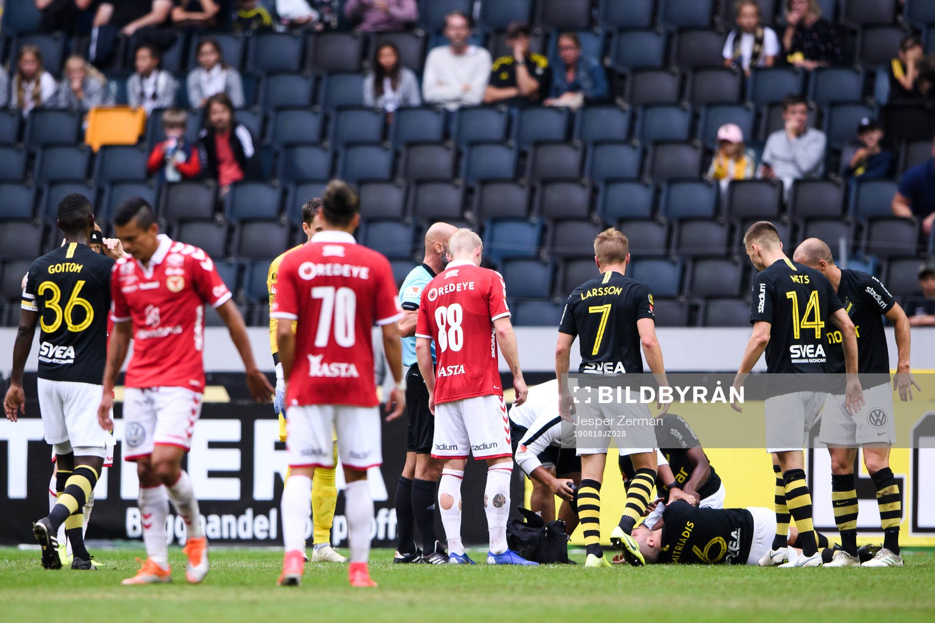 AIK:s Panajotis Dimitriadis har ont under fotbollsmatchen i Allsvenskan mellan AIK och Kalmar den 18 augusti 2019 i Stockholm.