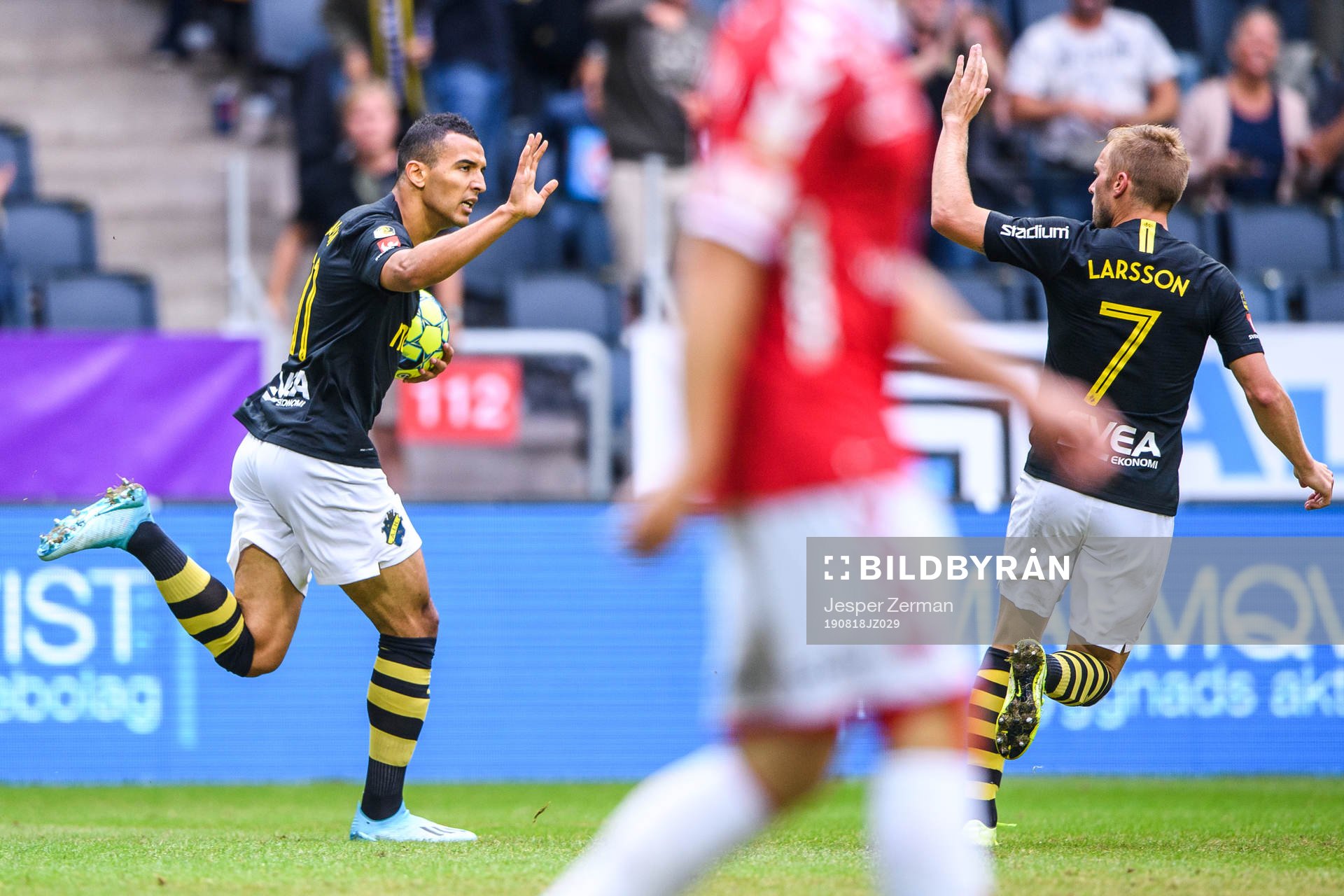 s Nabil Bahoui och Sebastian Larsson jublar