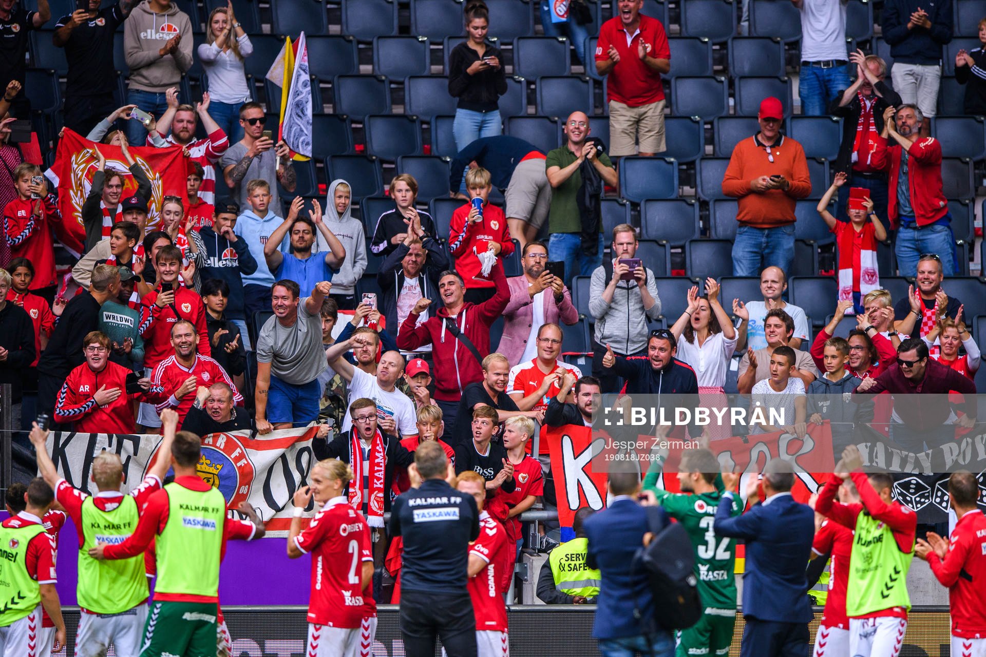 Kalmars spelare och supportrar jublar