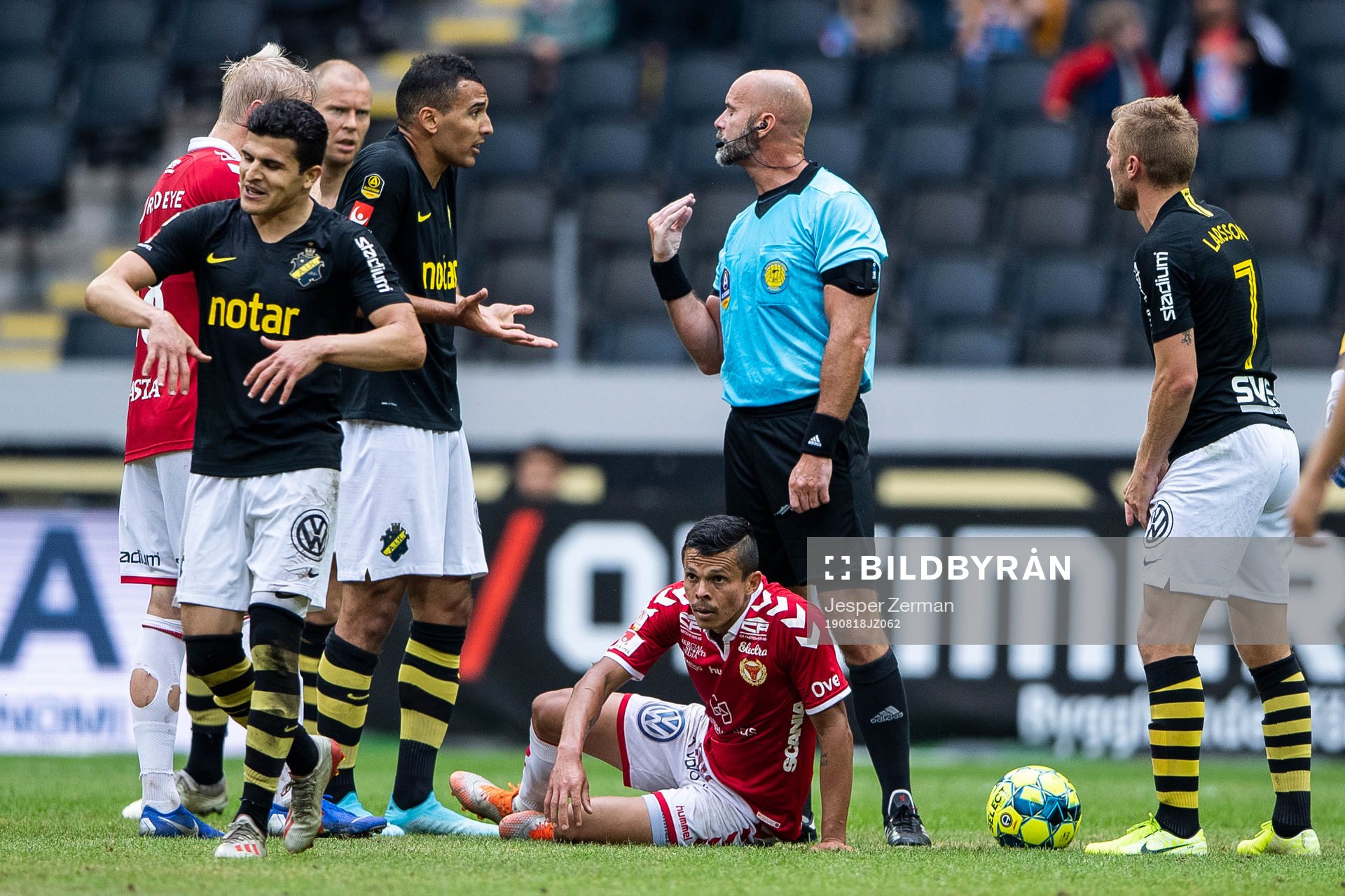 AIK:s Nabil Bahoui i en diskussion med domaren under fotbollsmatchen i Allsvenskan mellan AIK och Kalmar den 18 augusti 2019 i Stockholm.