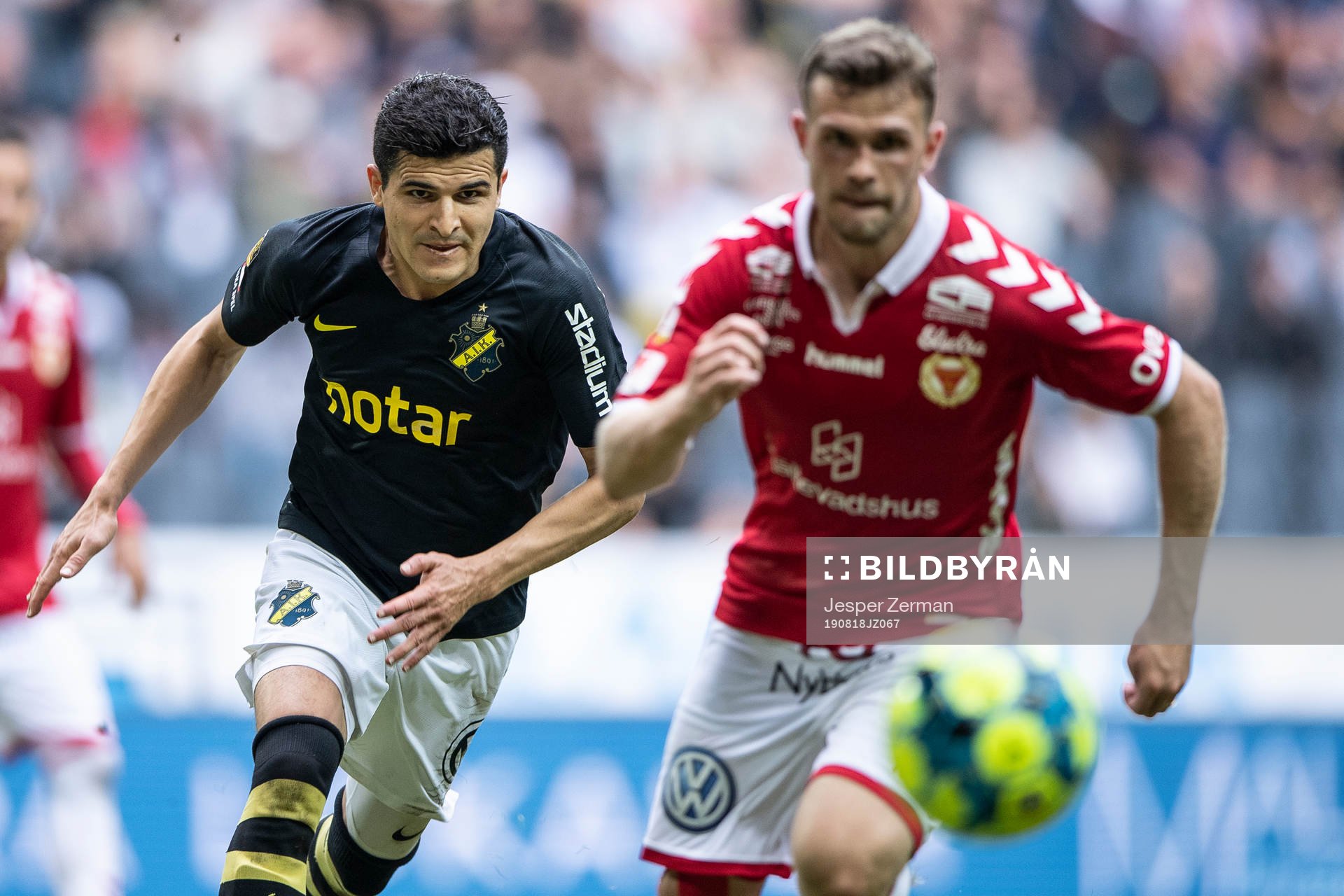 s Tarik Elyounoussi och Kalmars Viktor Agardius