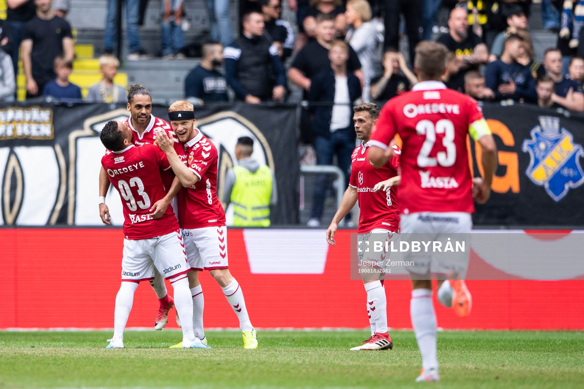 Kalmars Alexander Jakobsen jublar med lagkamrater