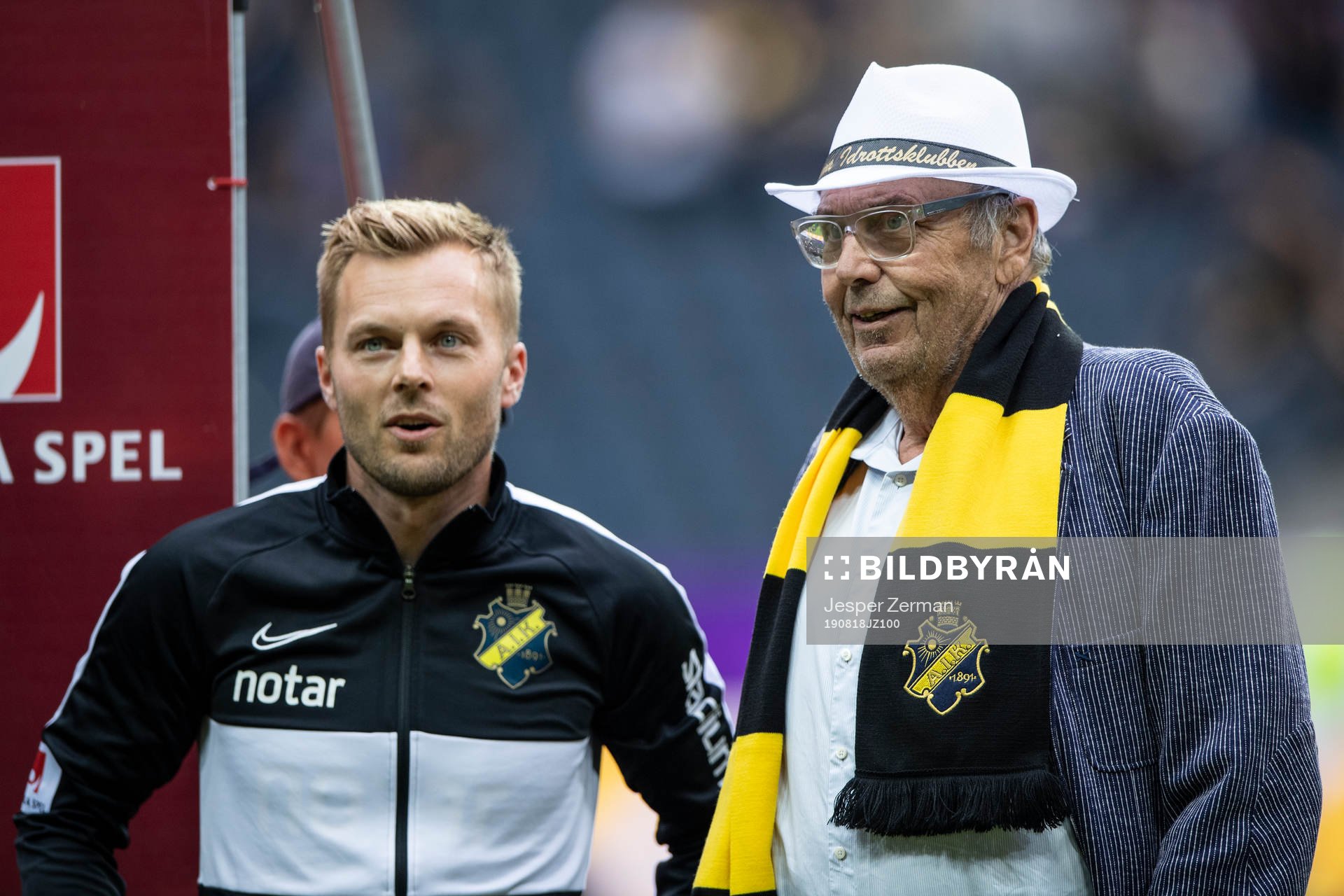 s Sebastian Larsson och en av pensionärerna som gick in