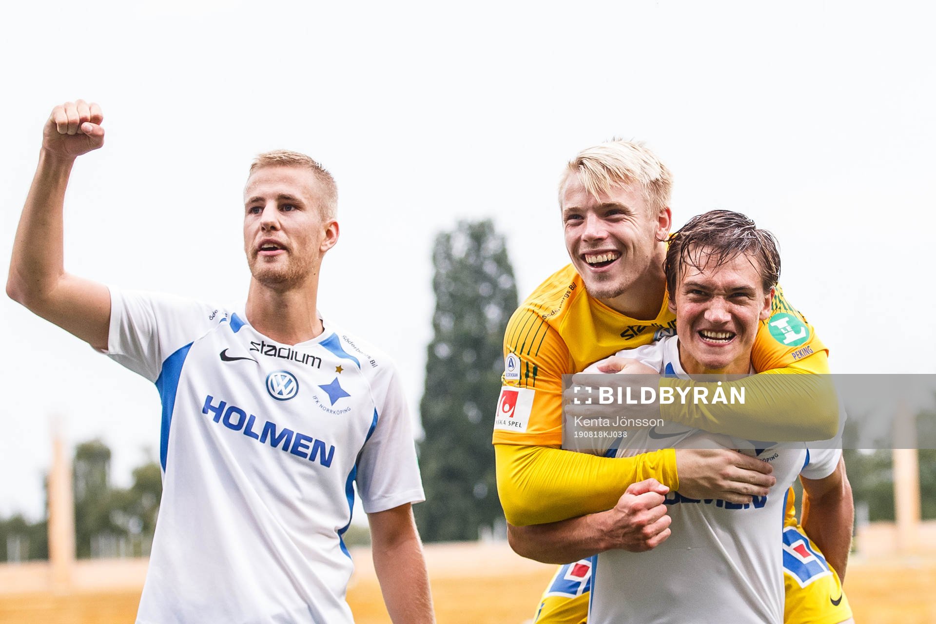 IFK Norrköpings målvakt Isak Pettersson jublar