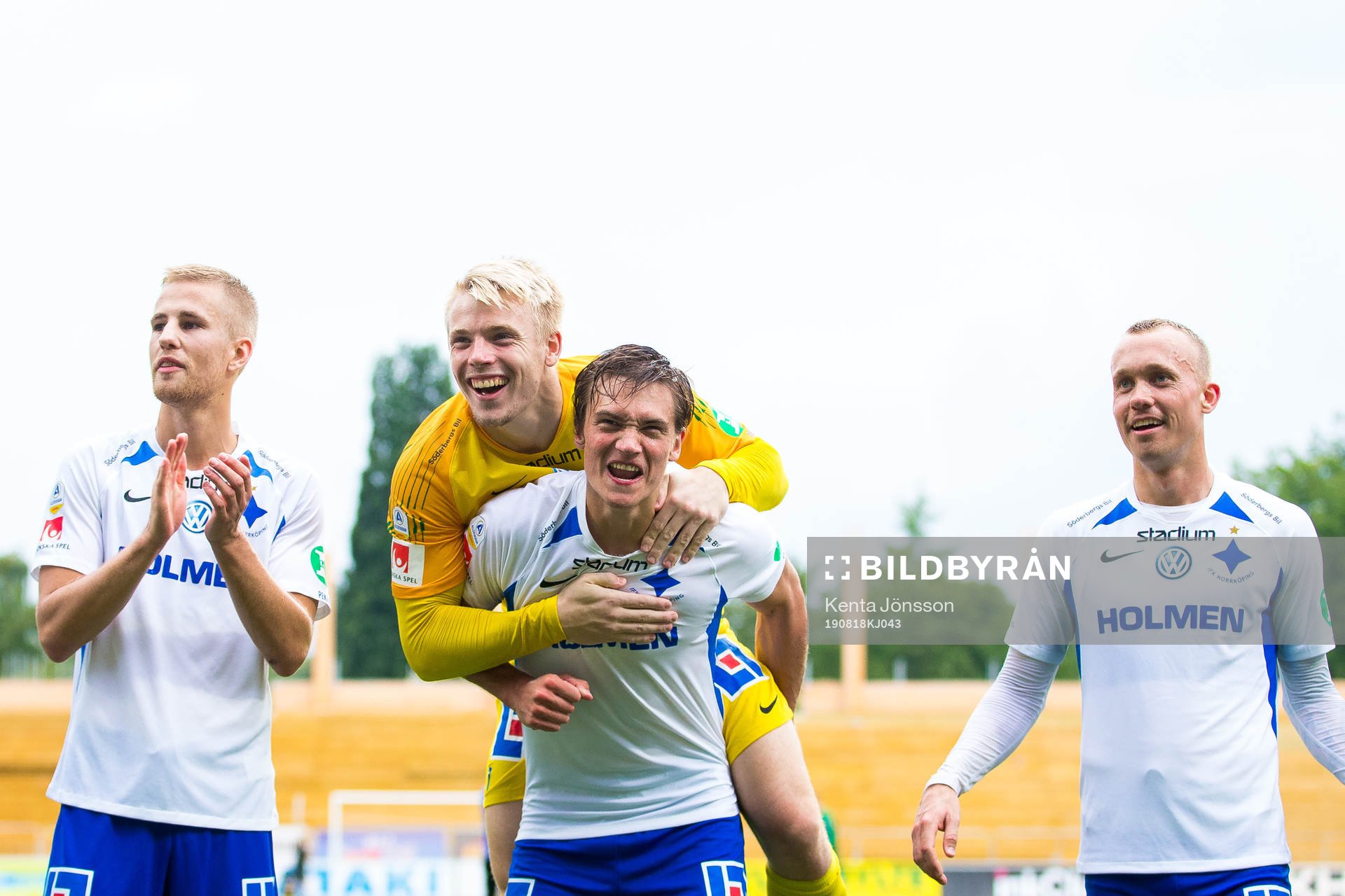 Norrköpings målvakt Isak Pettersson jublar med lagkamrater