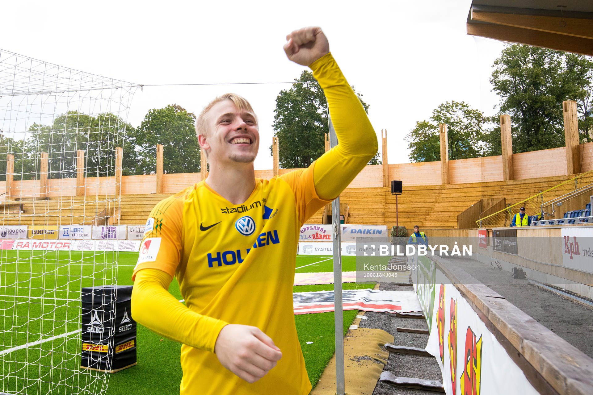 Norrköpings målvakt Isak Pettersson jublar efter fotbollsmatchen i Allsvenskan mellan Sirius och IFK Norrköping den 18 augusti 2019 i Uppsala.