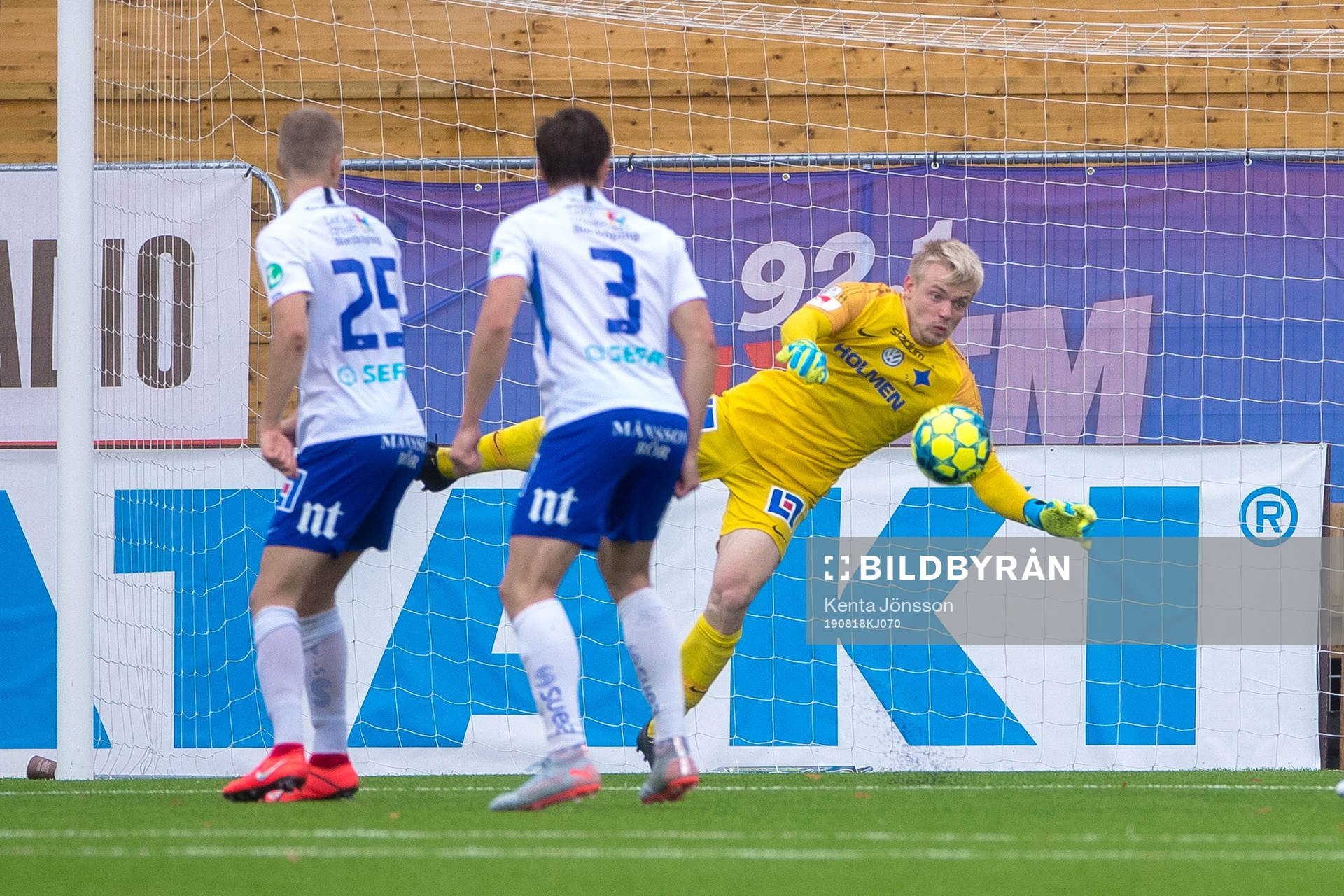 Norrköpings målvakt Isak Pettersson med en räddning