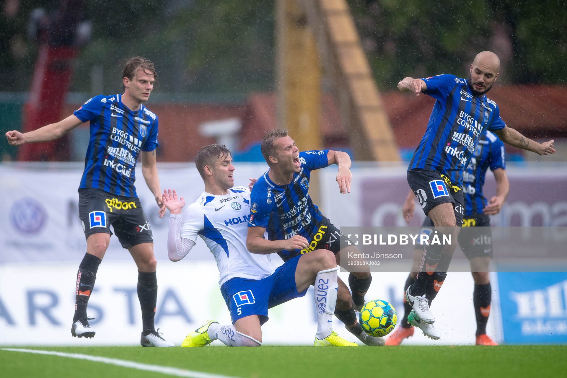IFK Norrköpings Christoffer Nyman i kamp om bollen med