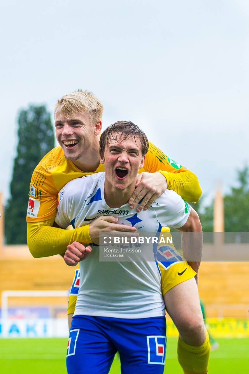 IFK Norrköpings målvakt Isak Pettersson jublar med Rasmus