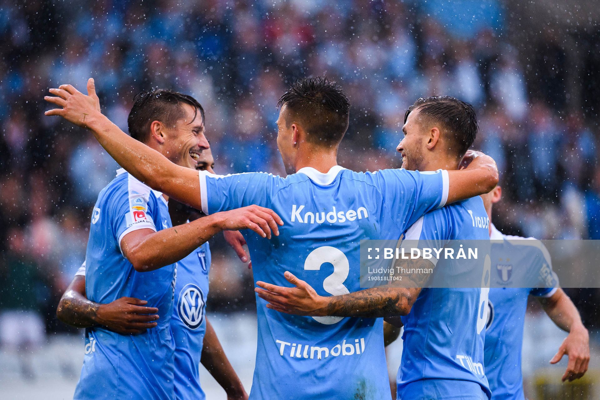 Jonas Knudsen jublar med Markus Rosenberg och Arnór