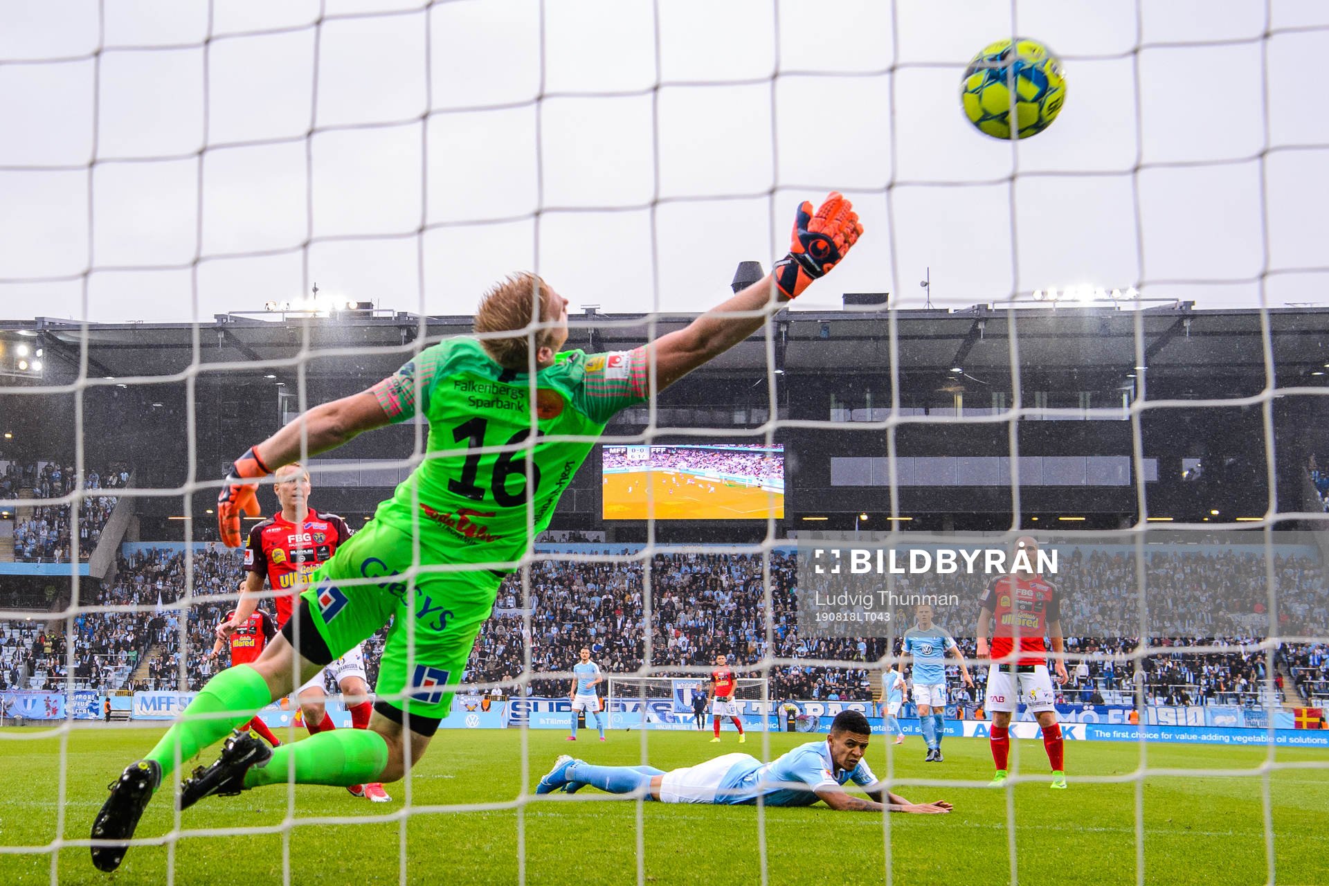 Malmö FFs Romain Gall gör 1-0 bakom Falkenbergs Hampus