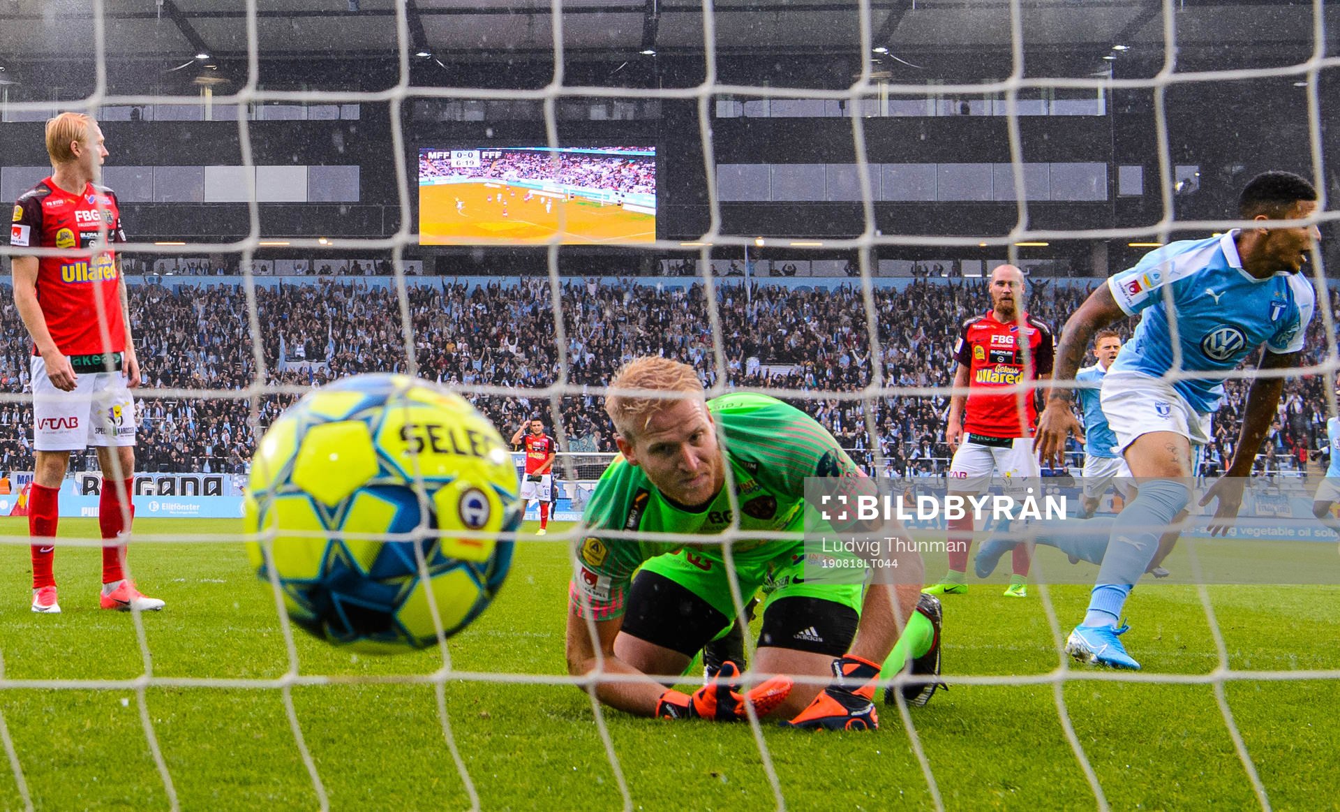 Malmö FFs Romain Gall gör 1-0 bakom Falkenbergs Hampus