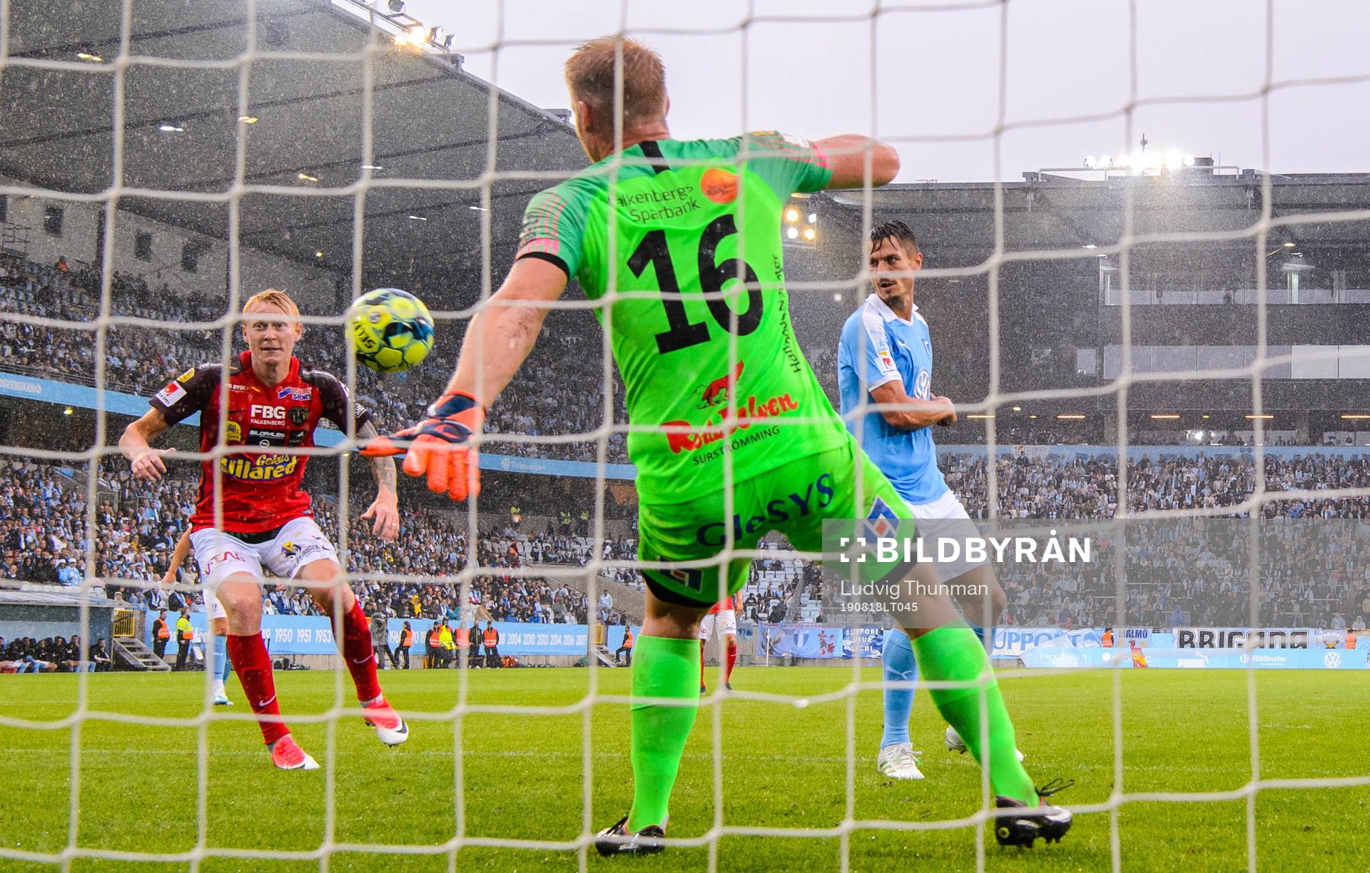 Malmö FFs Markus Rosenberg gör 2-0 bakom Falkenbergs