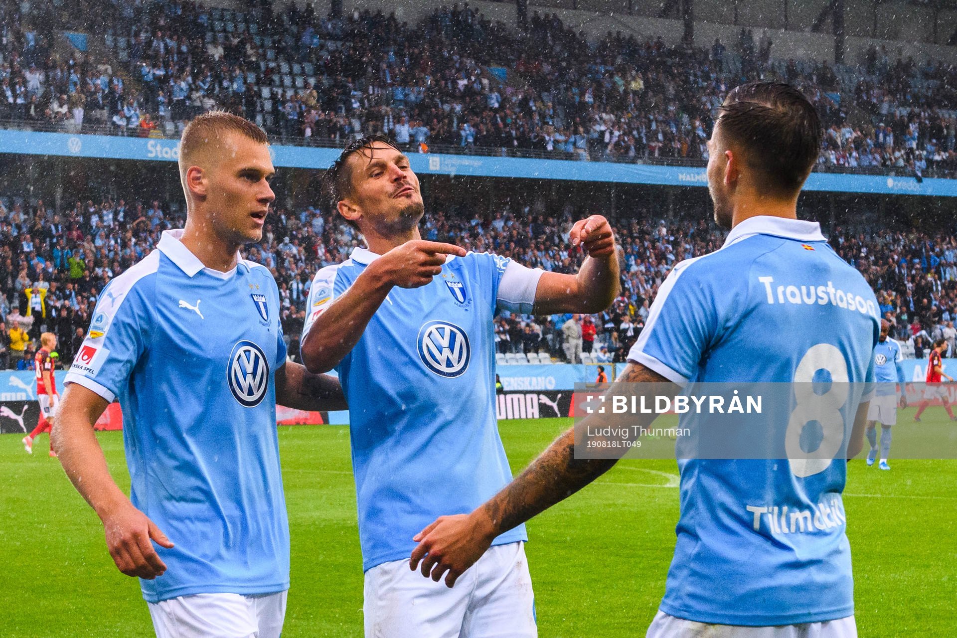 Malmö FFs Arnór Traustason jublar med Felix Beijmo och