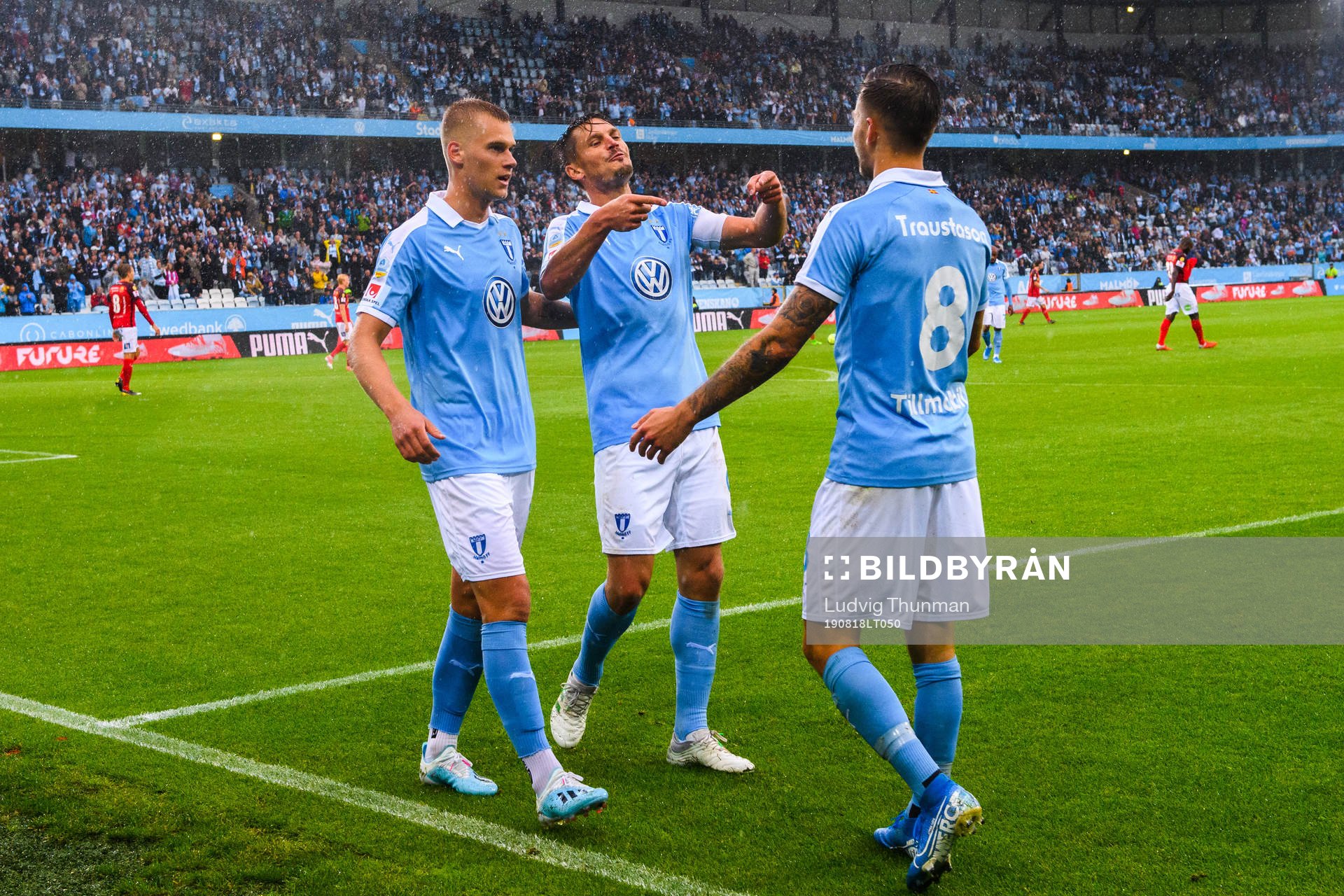 Malmö FFs Arnór Traustason jublar med Felix Beijmo och