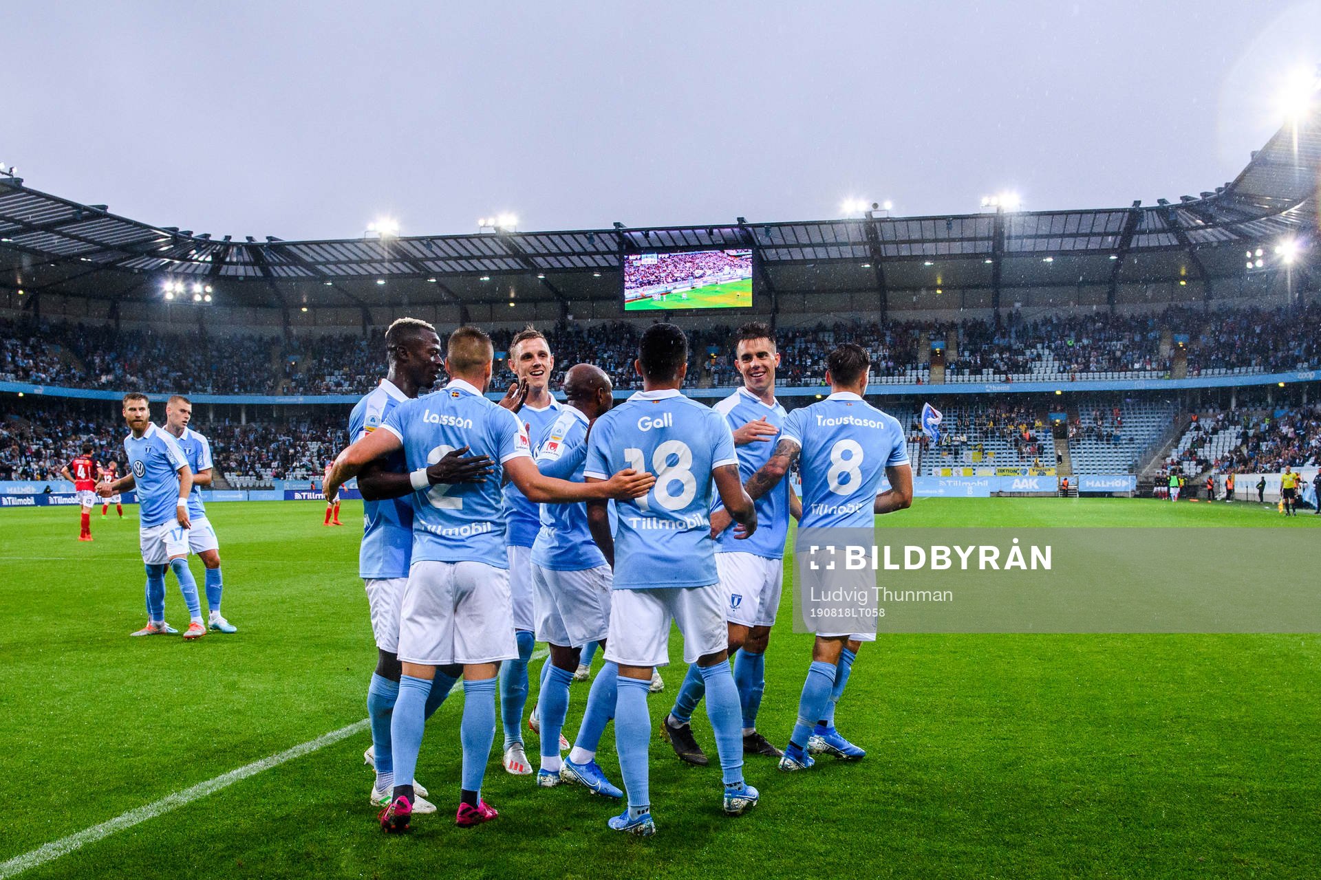 Malmö FFs spelare jublar med Arnór Traustason