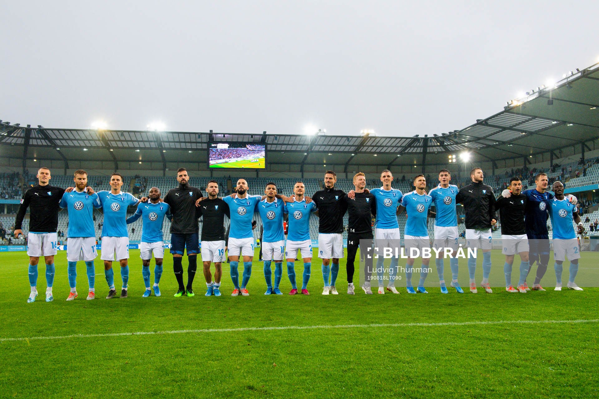 Malmö FFs spelare tackar publiken efter fotbollsmatchen i Allsvenskan mellan Malmö FF och Falkenberg den 18 augusti 2019 i Malmö.