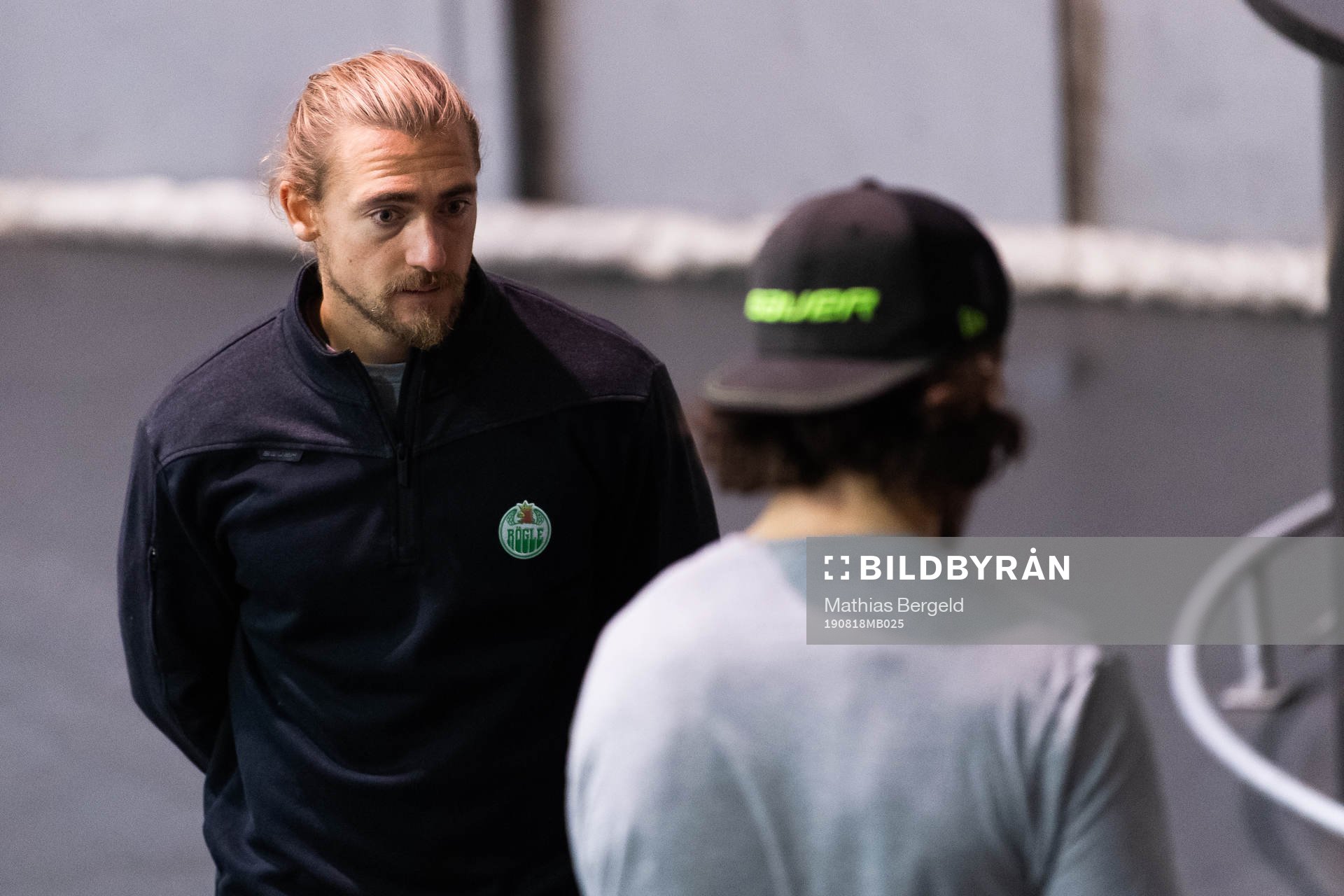 Fystränare Erik Olsson på en träning med ishockeylaget