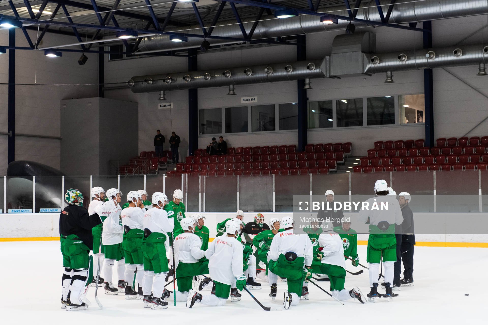 Spelare och tränare samlade på en träning med