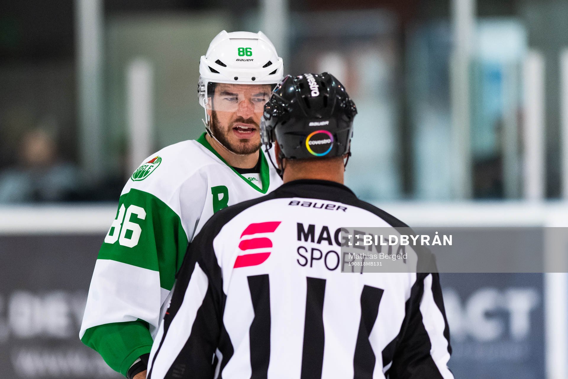Rögles Eric Gelinas diskuterar med domaren