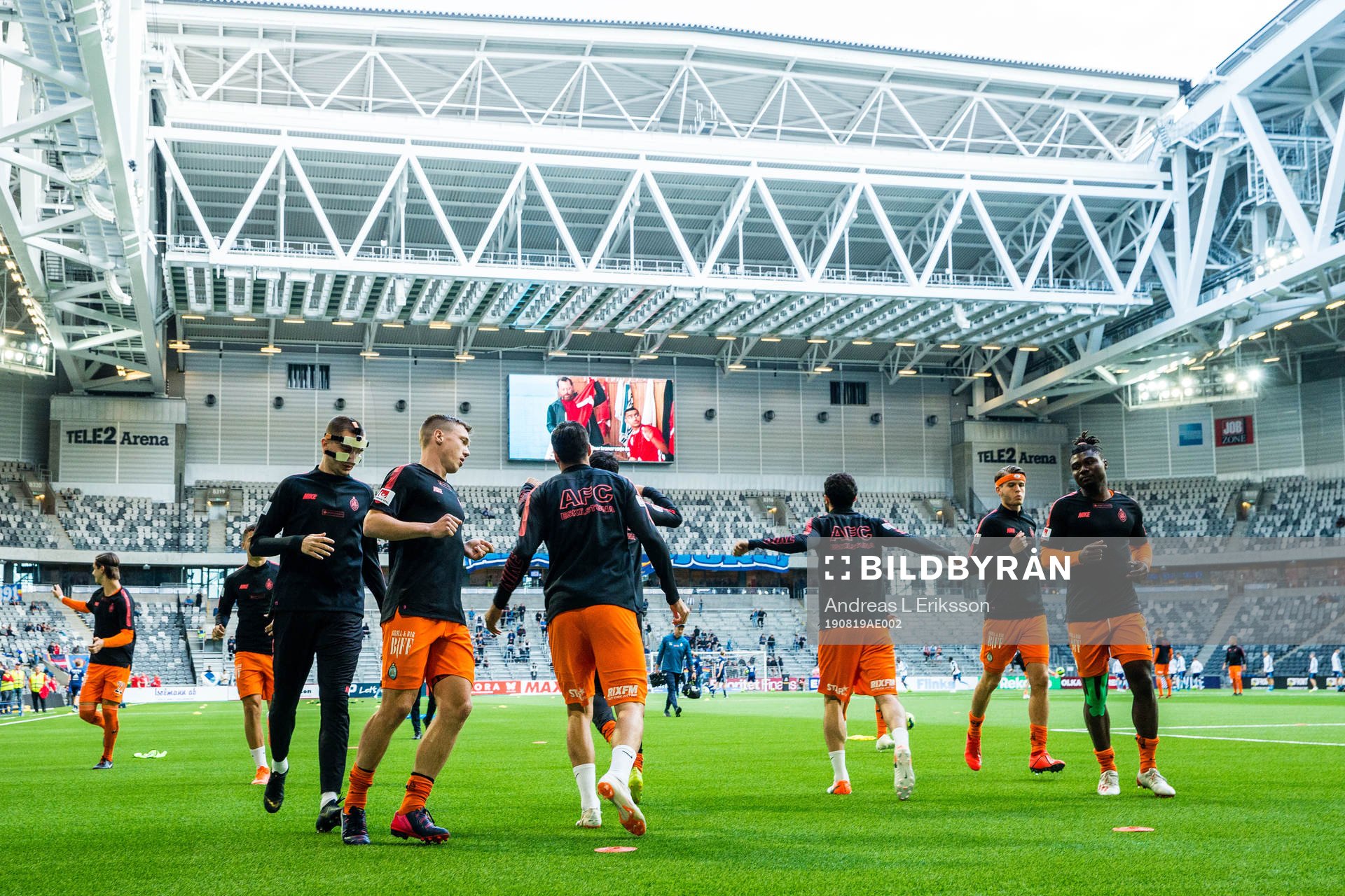 AFC Eskilstunas spelare värmer upp