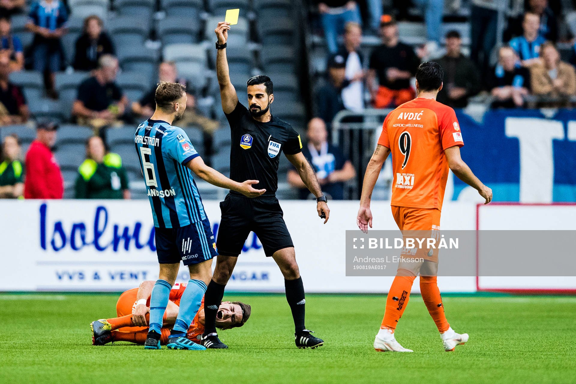 Djurgårdens Jesper Karlström får gult kort