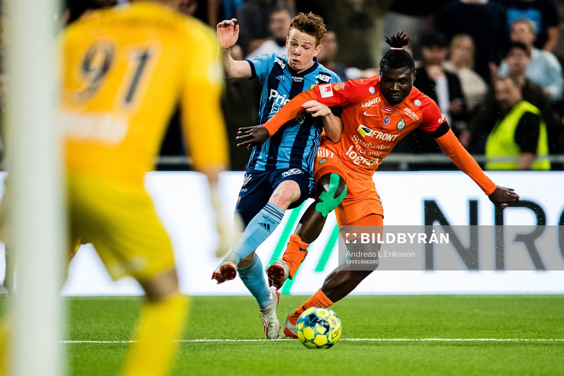 Djurgårdens Aslak Witry och AFC Eskilstunas Onyedikachukwu