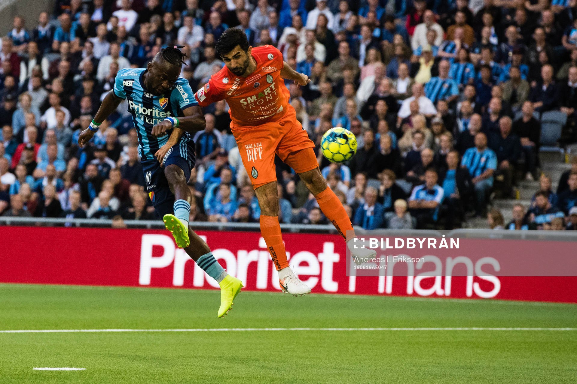 Djurgårdens Mohamed Buya Turay i en nickduell med AFC