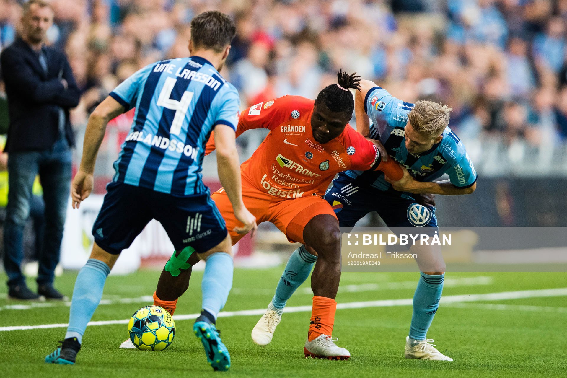Djurgårdens Jacob Une Larsson och Jonathan Ring i kamp om bollen med AFC Eskilstunas Onyedikachukwu Samuel Nnamani under fotbollsmatchen i Allsvenskan mellan Djurgården och AFC Eskilstuna den 19 augusti 2019 i Stockholm.